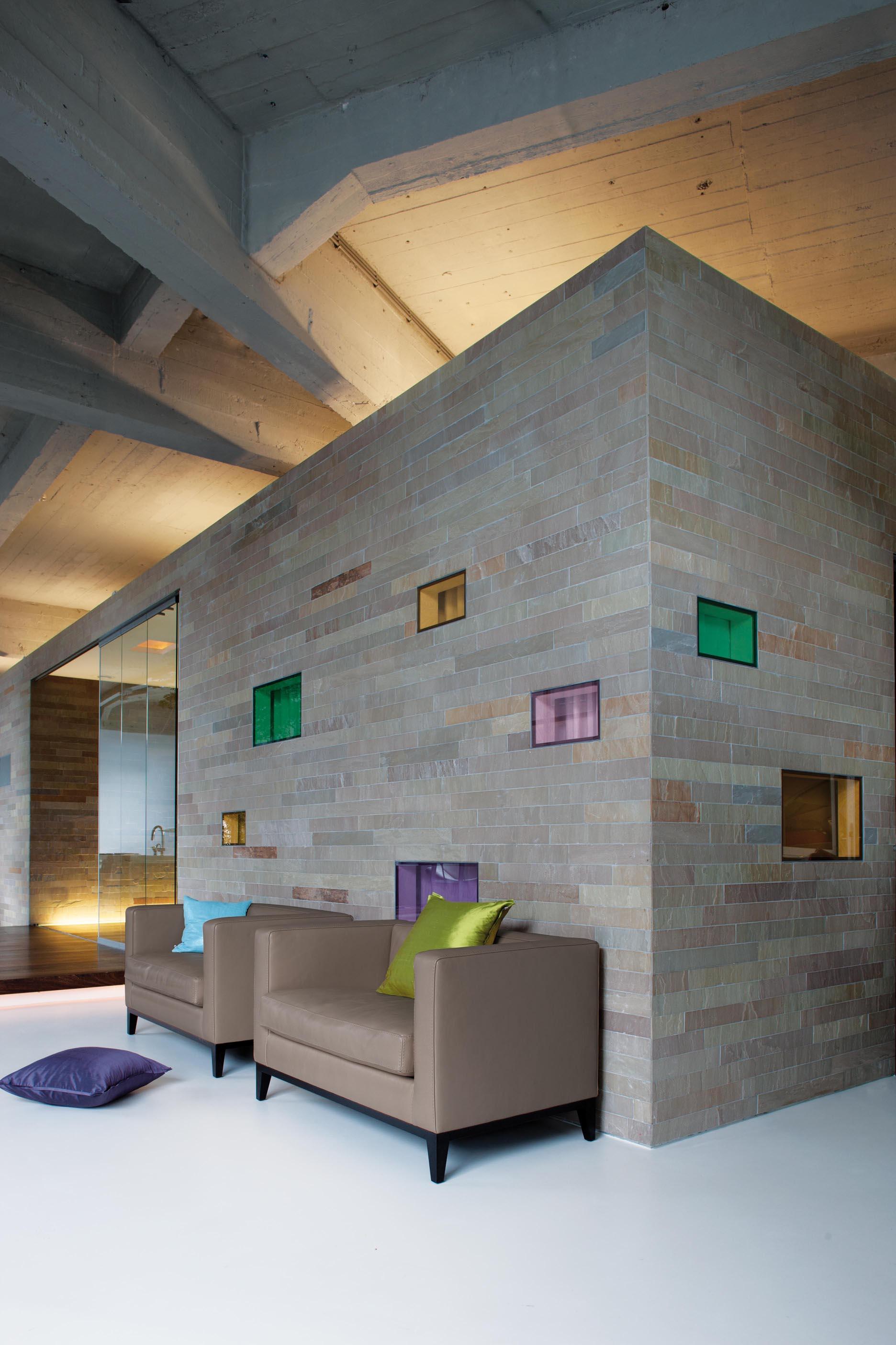 Leben in der Mitte #sofa #gemauertewand ©Lambert GmbH