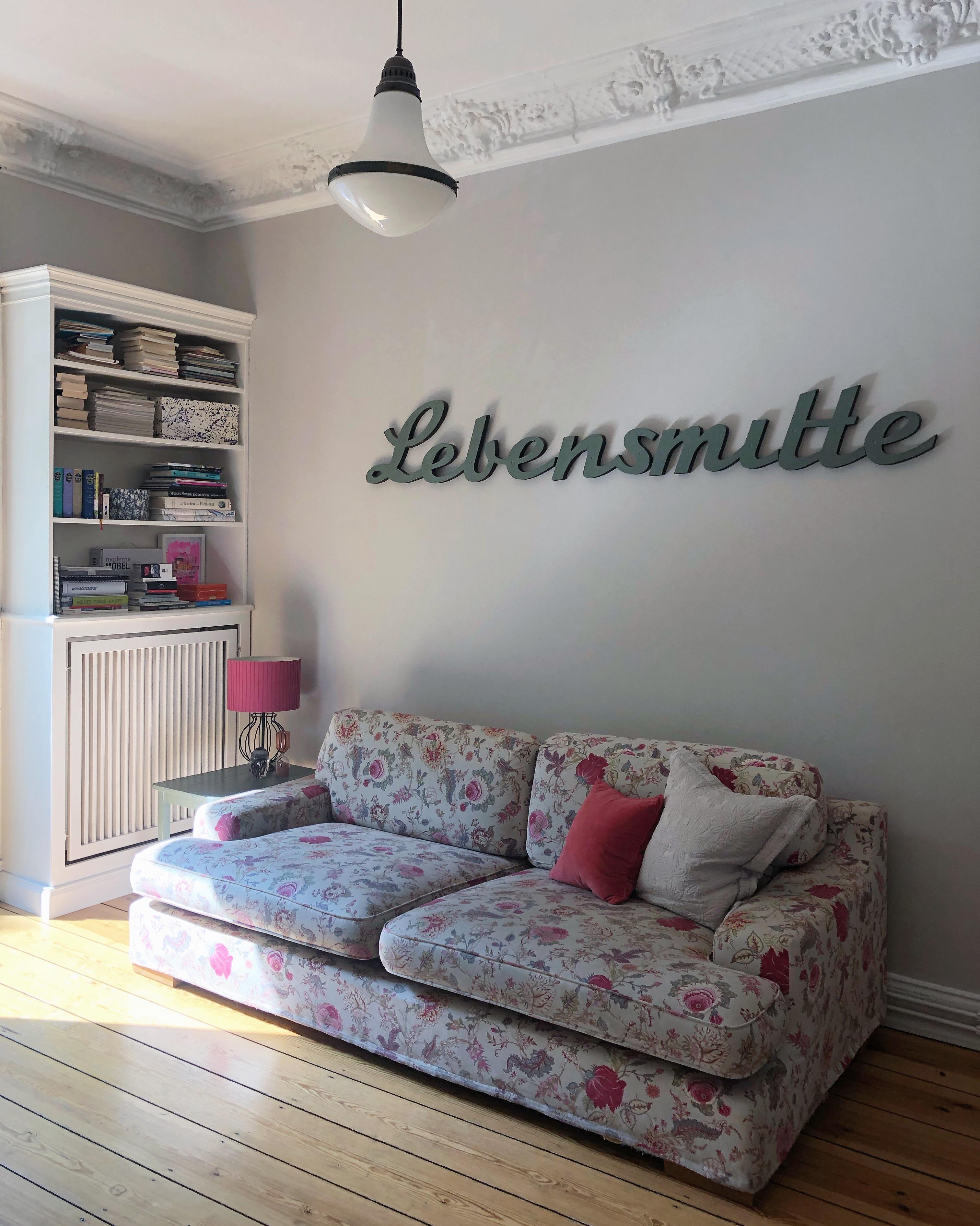 #lebensmitte #wohnzimmer #interior #homevibes #vintage #altbauliebe #couchliebt #couchstyle #sofa #stuck
