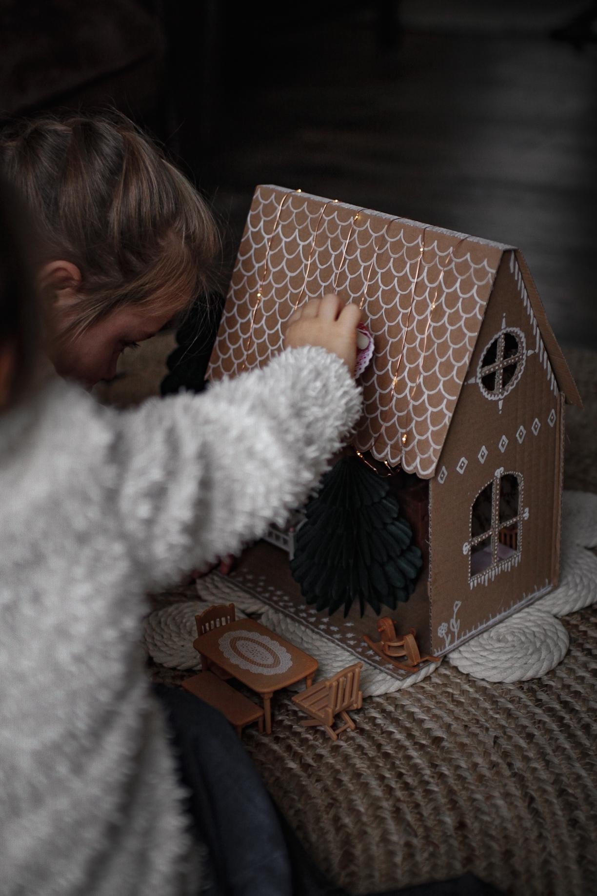 #lebkuchenhaus #kartonDiys #kidsroominspiration #kidsroomdecor #christmasdiy #weihnachtsdeko #kidsstuff 