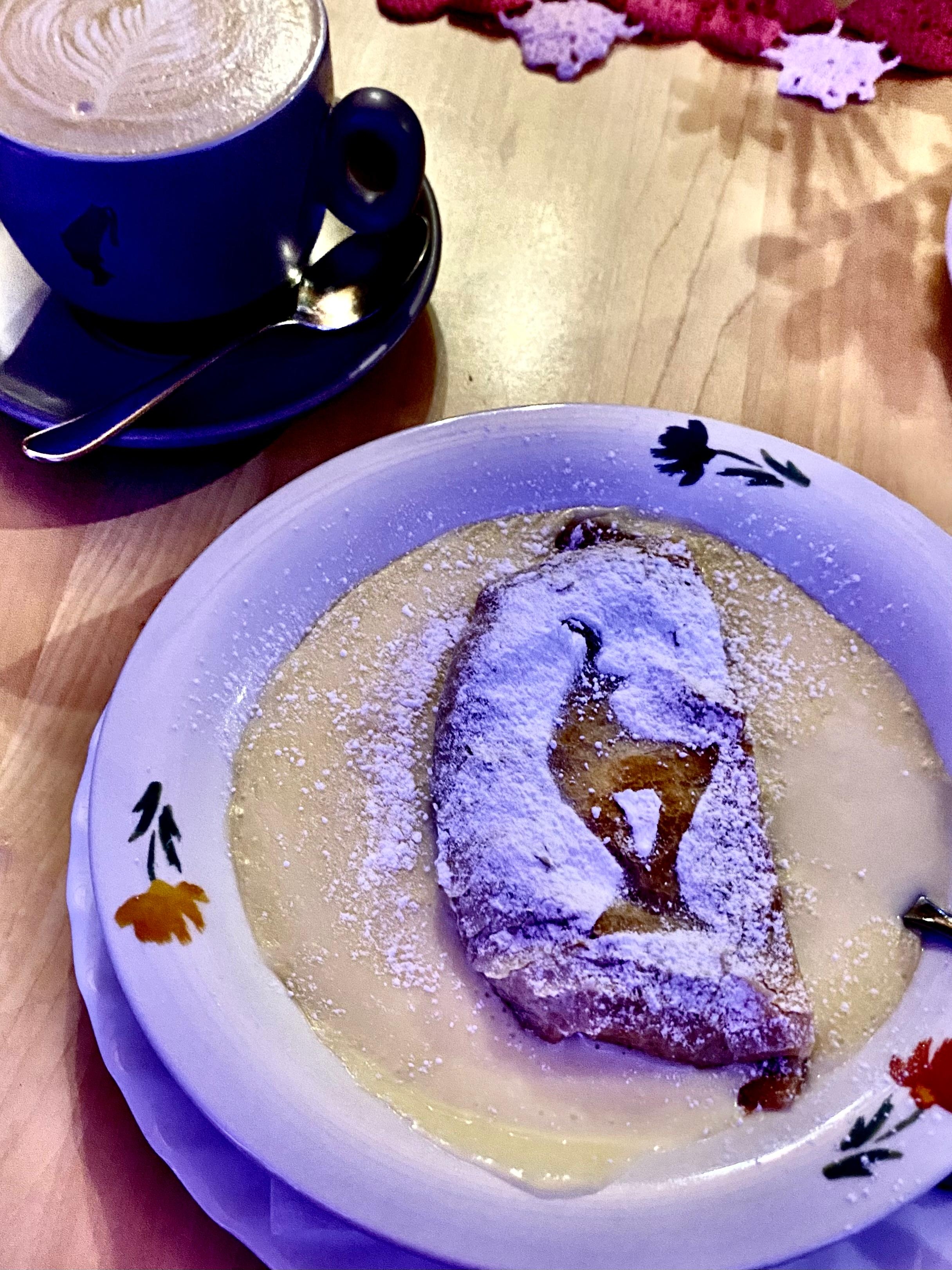 Lecker, lecker 😋 heute gab es Apfelstrudel mit Vanillesoße 😋
#sonntag #kaffee #kuchen #besuch