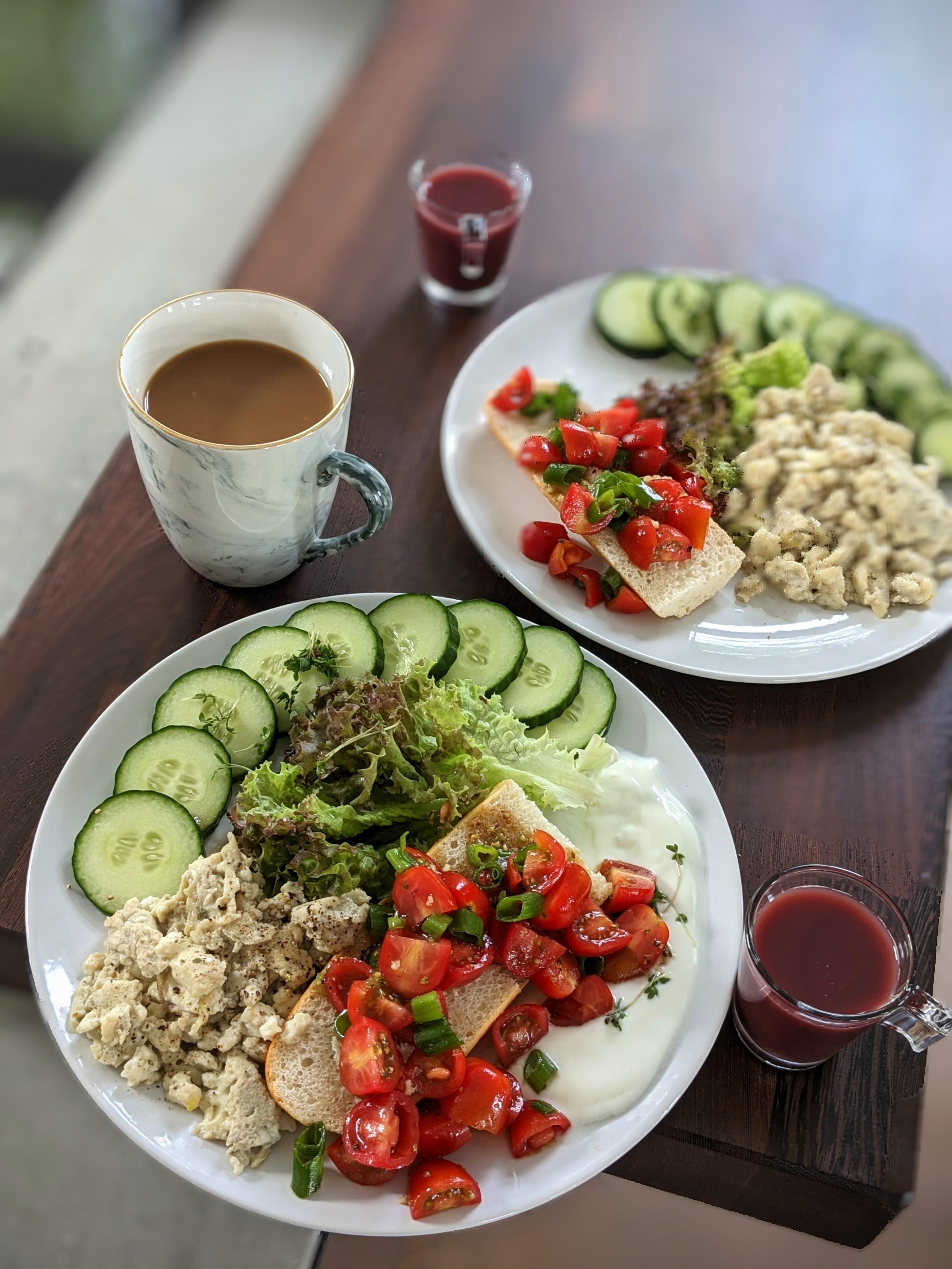 Lecker Lunch.🍅
Baguette mit Tomaten und Knoblauch.🧄
Dazu Salat und Rührei.
#lunch#kaffee #lecker #food #sommer