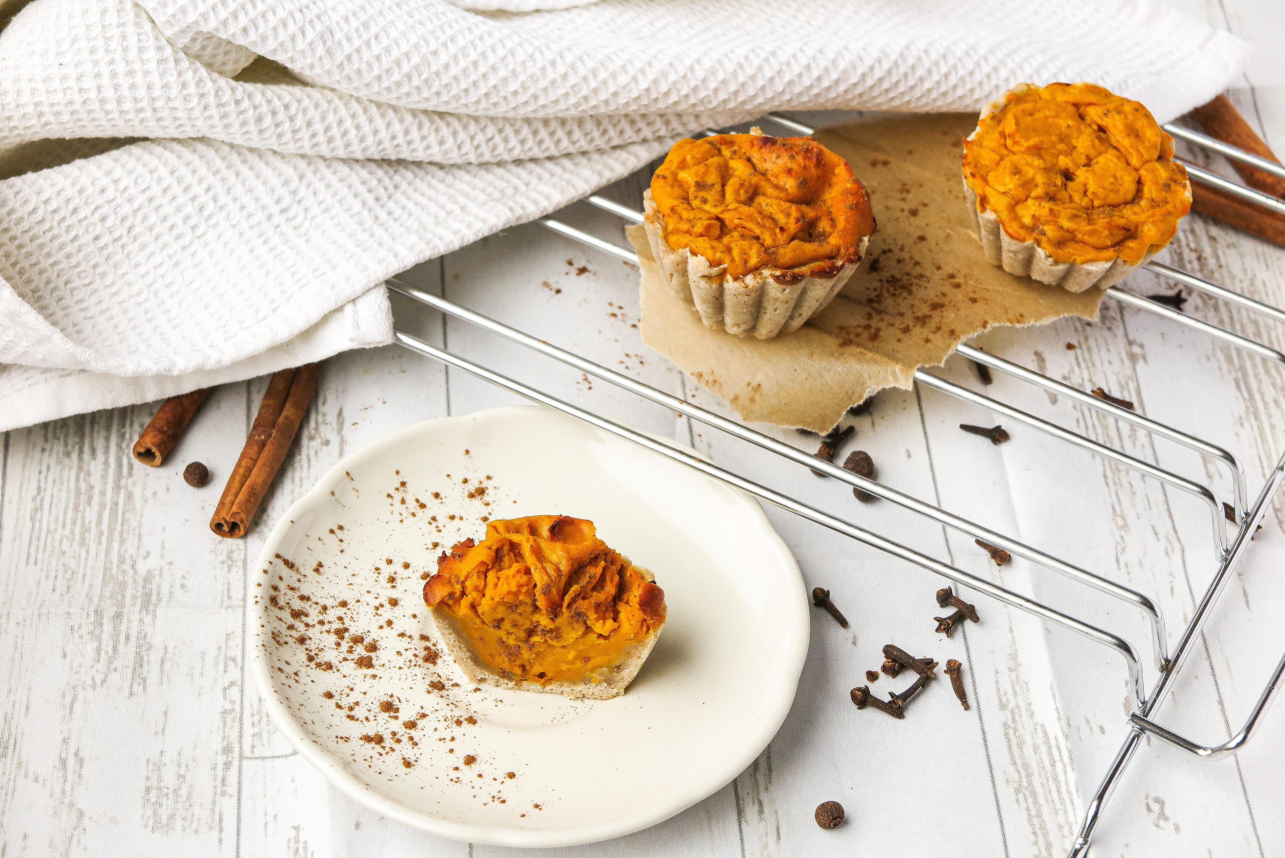 Leckere gesunde Pumpkin Pie Muffins

Nährwerte pro Stück: 110 Kalorien, 8g Protein, 17g Protein, 1g Fett
#partyfood 
