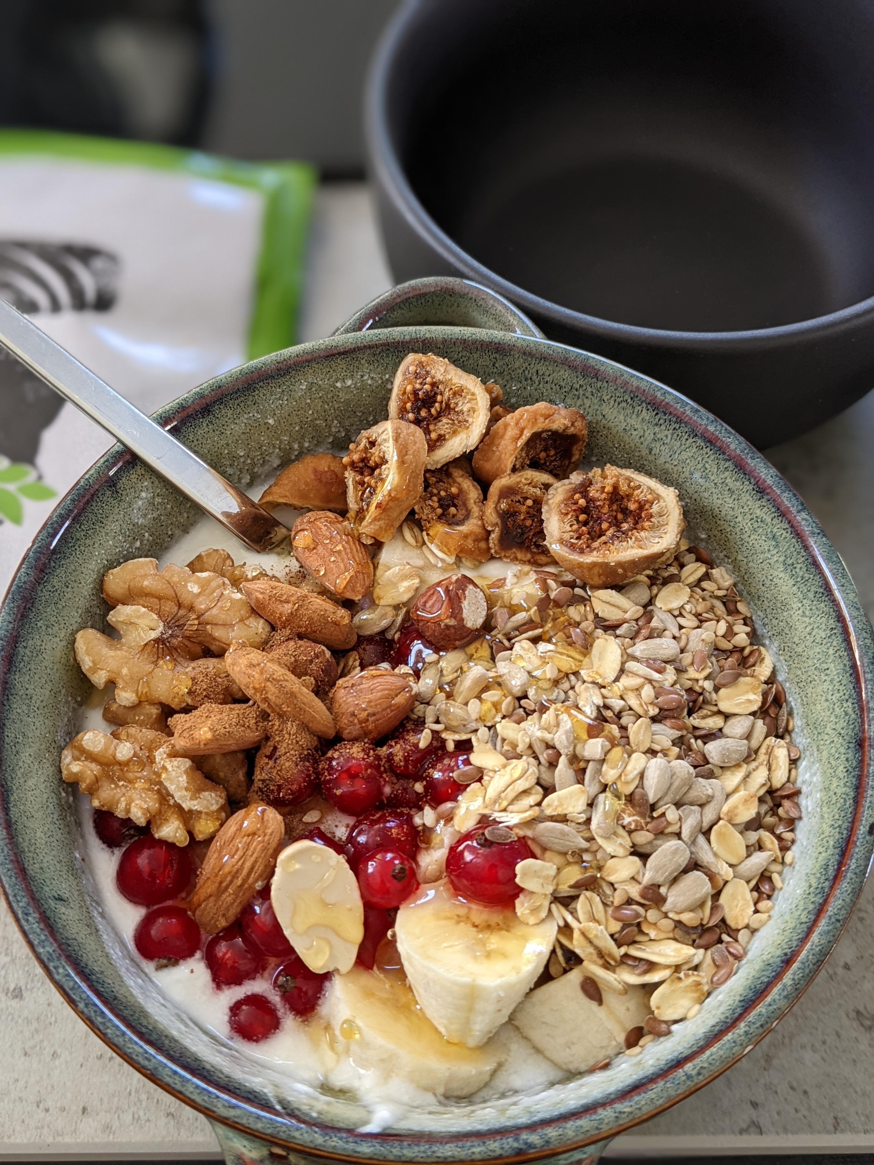 Leckere Joghurt -Quark Bowl mit allerlei Nüssen, Hafer und Johannisbeeren.
#frühstück #food #lecker