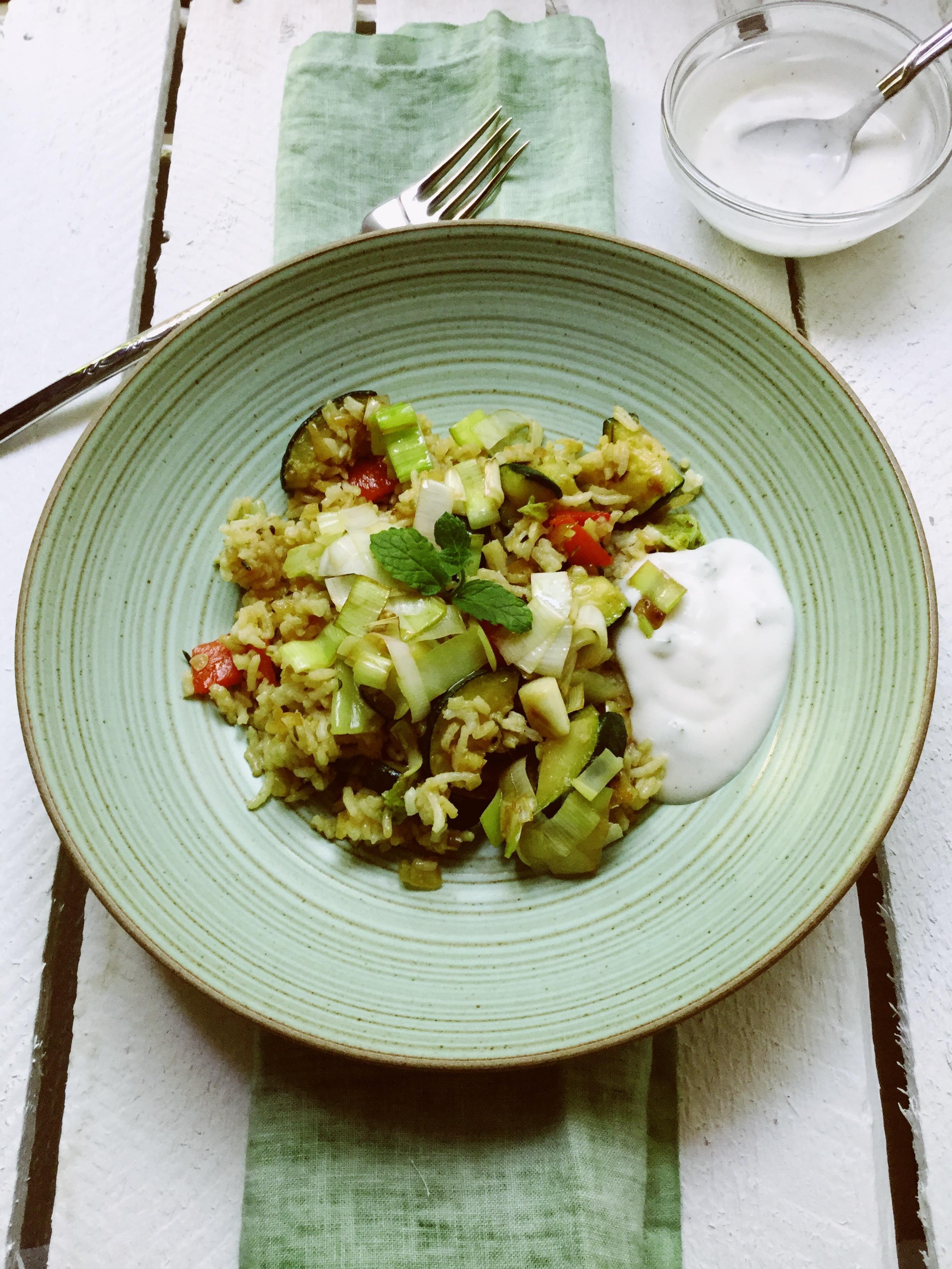Leckere Reis-Gemüse-Pfanne mit Minze-Dip 😋Rezept auf dem Blog #food #foodlove #vegan #vegetarisch 