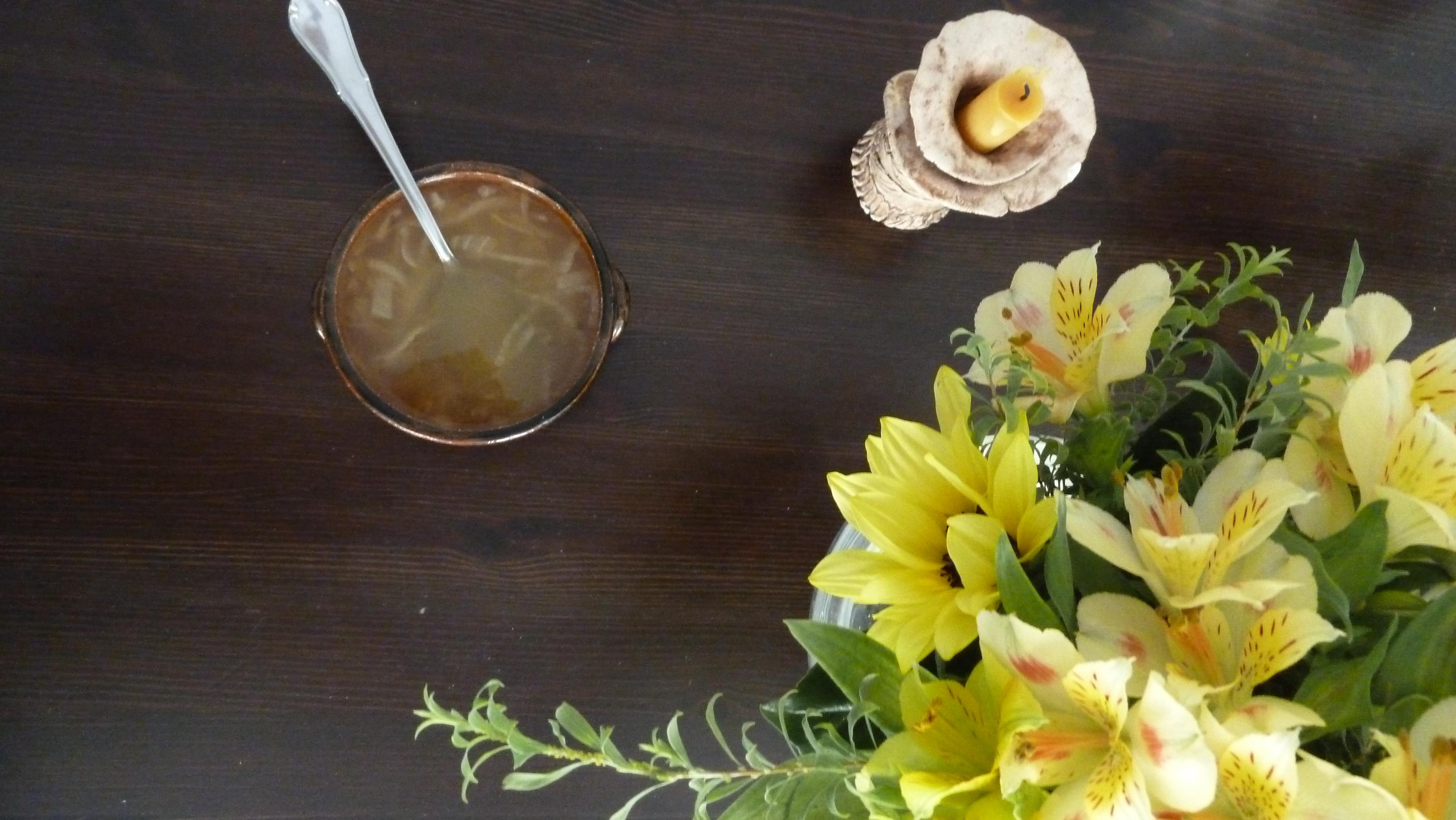  Leckere Zwiebelsuppe in in handgetöpferter Schale(Urgroßtante) und Kerzenhalter(ich als Kind) sowie #freshflower