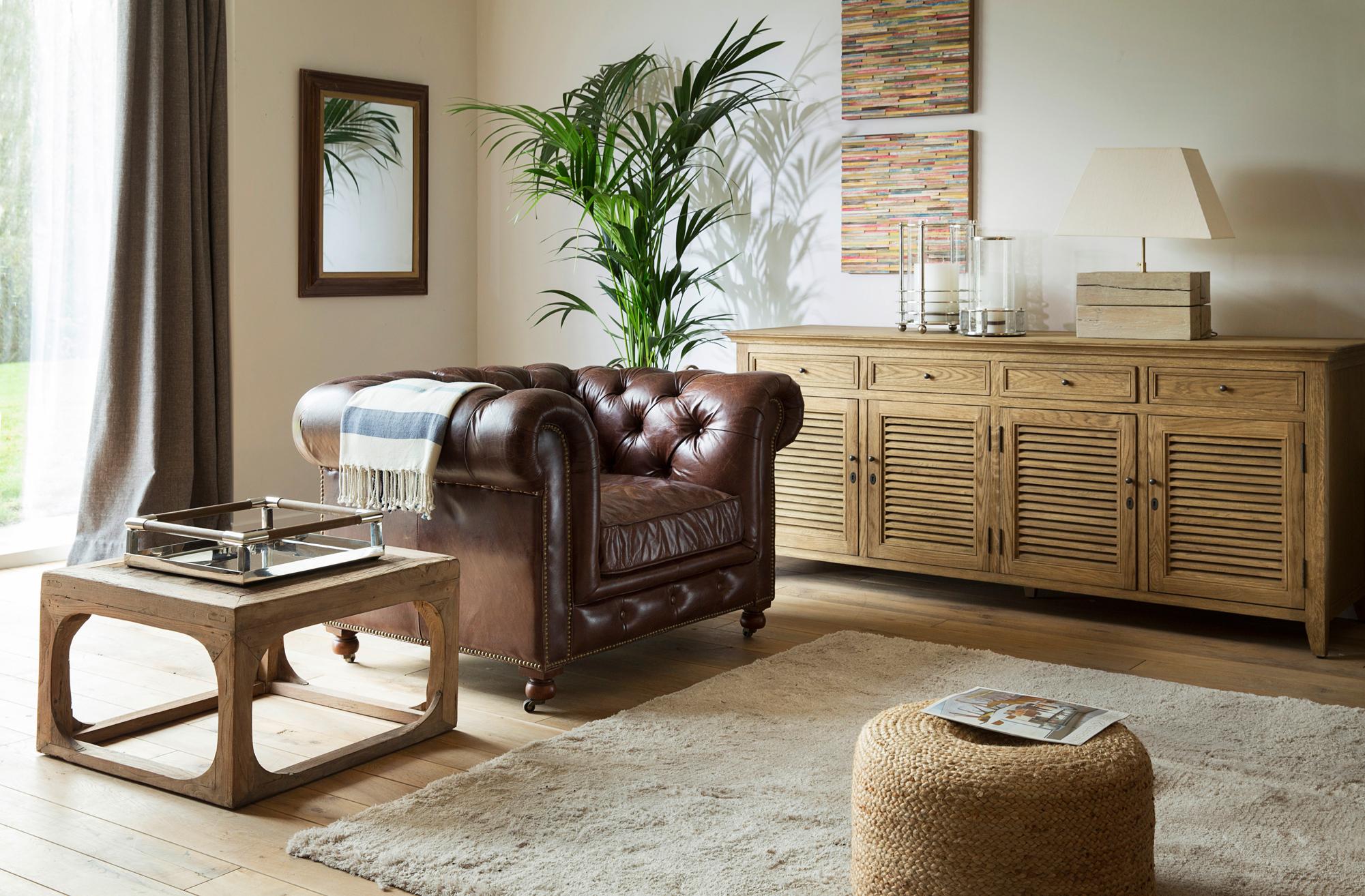 Ledersessel und natürlicher Look #beistelltisch #wohnzimmer #sideboard #braunerledersessel #zimmergestaltung ©Flamant