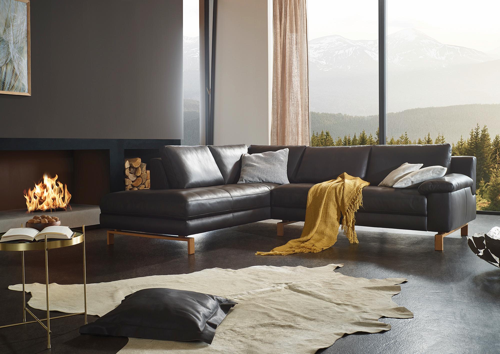 wohnzimmer wohnzimmergestaltung ledersofa dunkelbraun kamin panoramafenster couchstyle