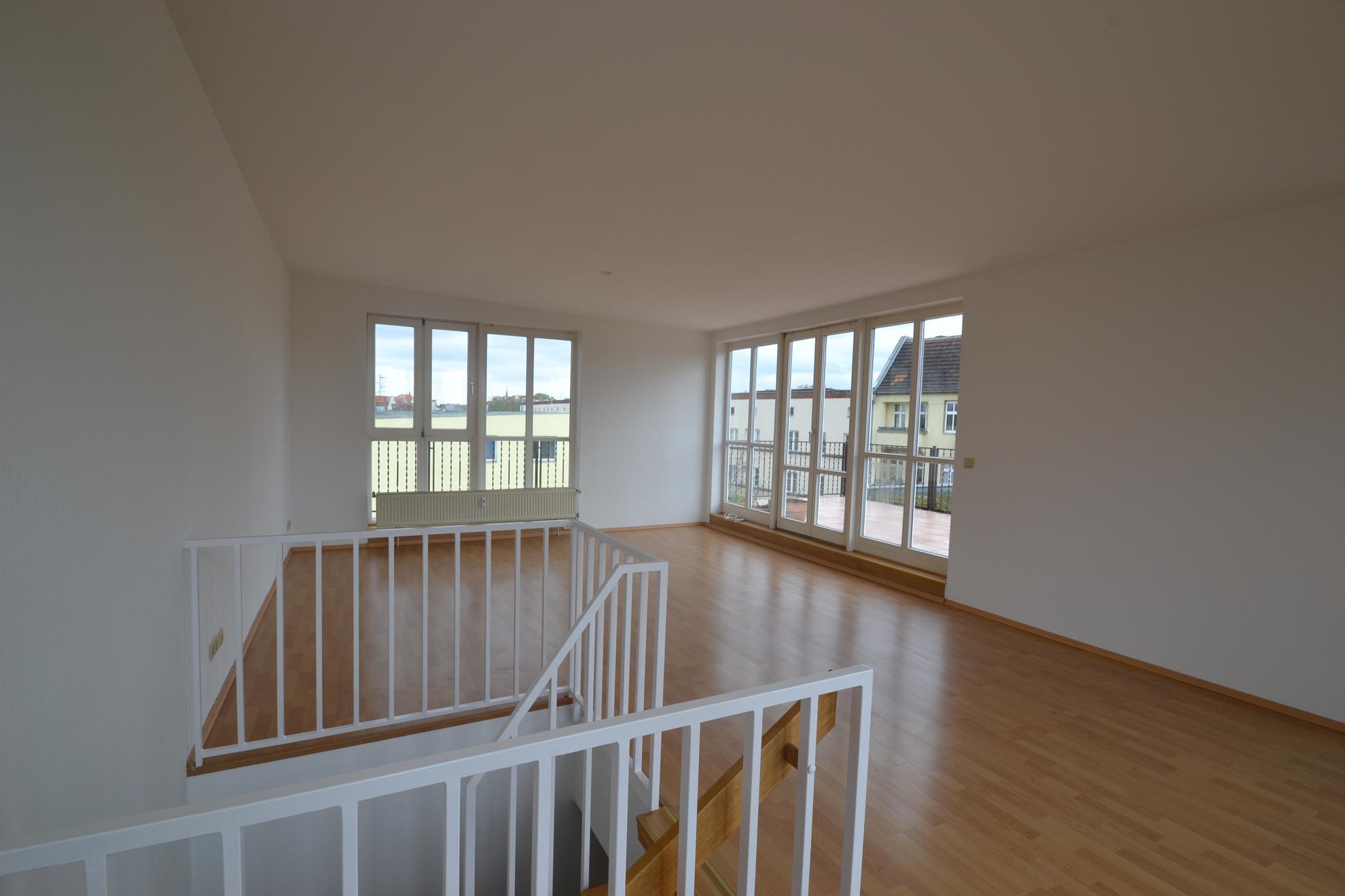 leerer großer Raum #wohnzimmer #treppengeländer #weißestreppengeländer ©wohnPerfektion