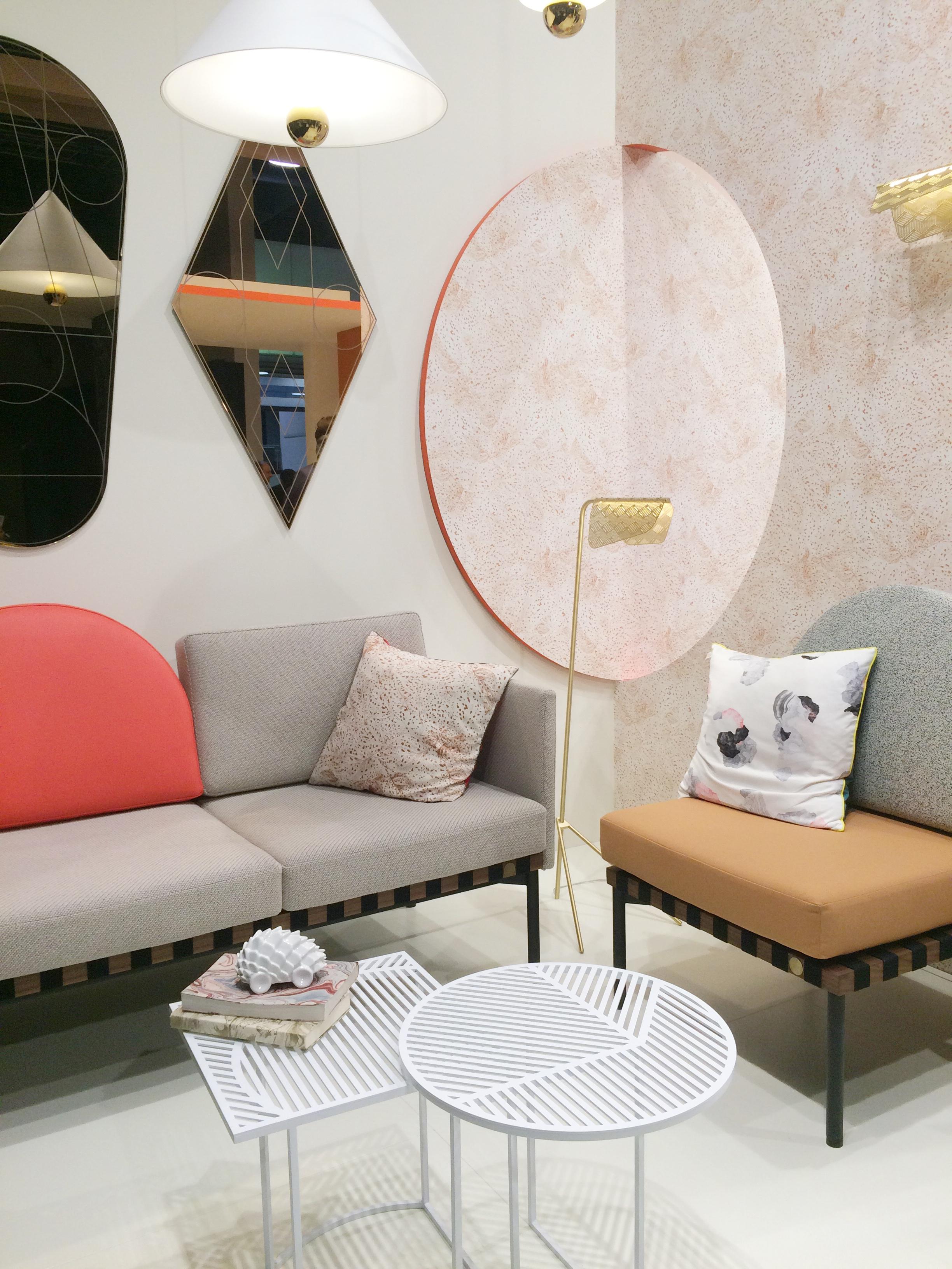 Leichtfüßige Möbel passen auch in kleine Räune #petitefriture #beistelltisch #sofa #frenchdesign