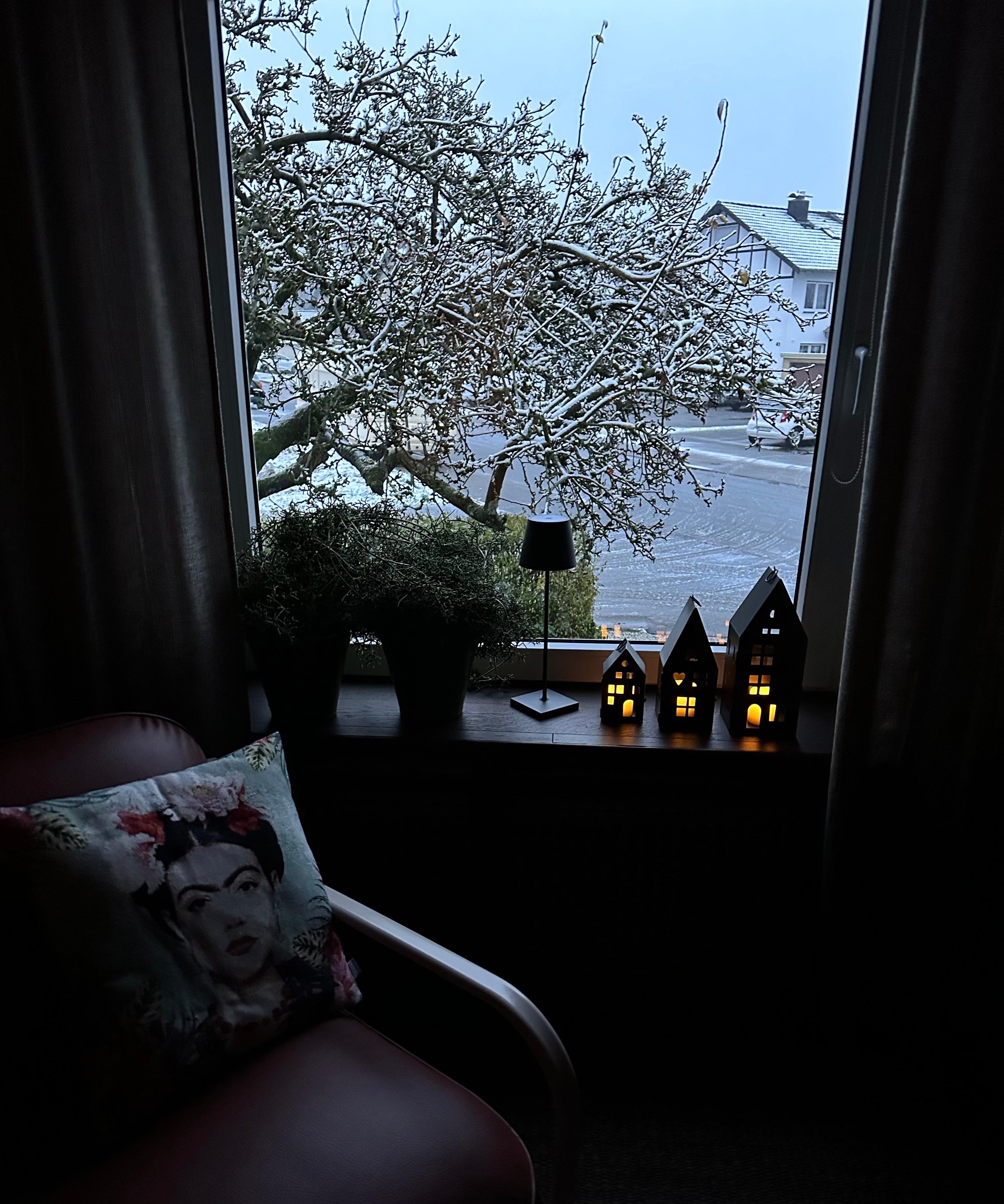 Leise rieselt der erste Schnee ❄️❄️❄️
und die Lichterhäuschen leuchten.
#Winterdeko