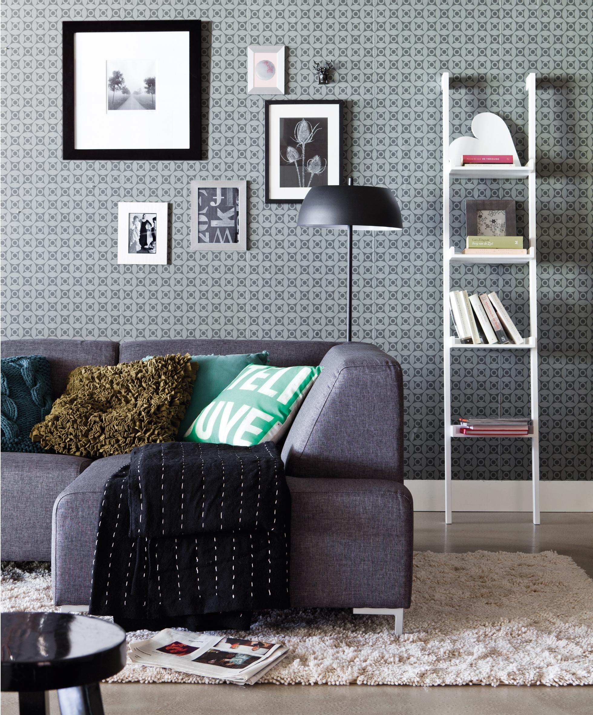 Leiterregal und Mustertapete im Wohnzimmer #grauessofa #mustertapete #leiterregal #zimmergestaltung ©Wayfair