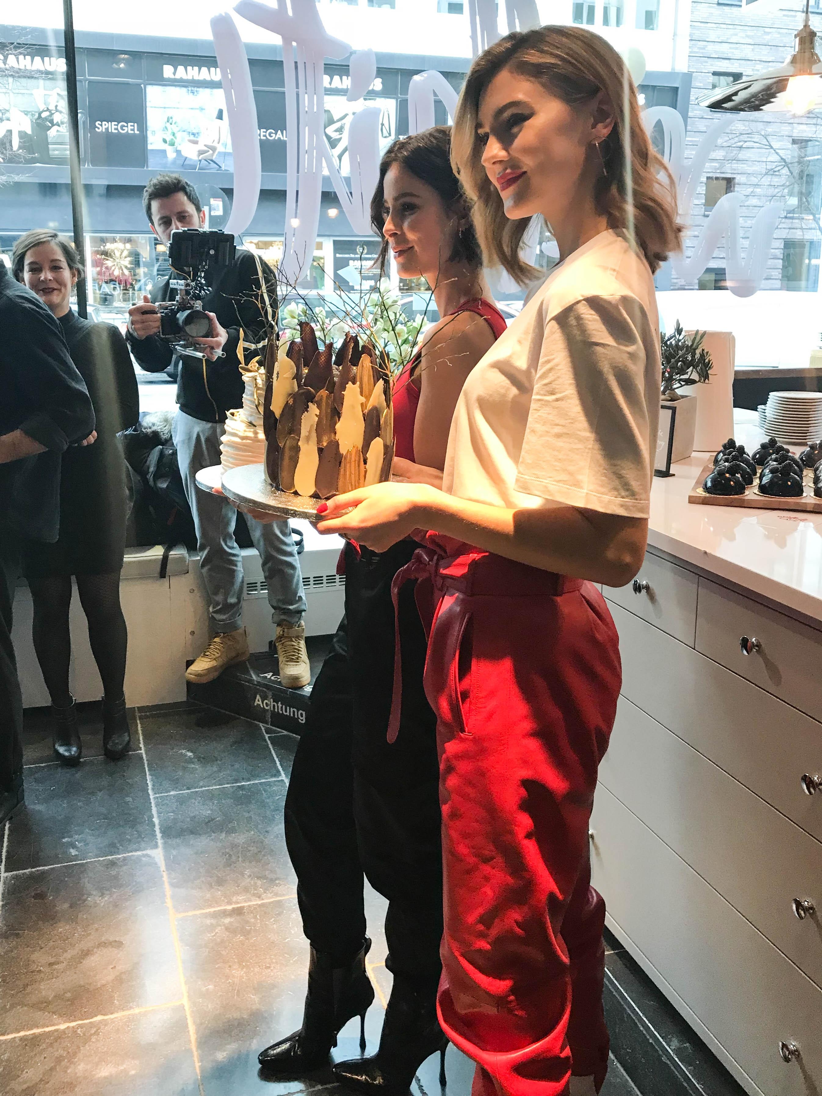 Lena Meyer-Landrut und Stefanie Giesinger eröffneten gemeinsam das Worth it Café! #loreal #berlinale2019
