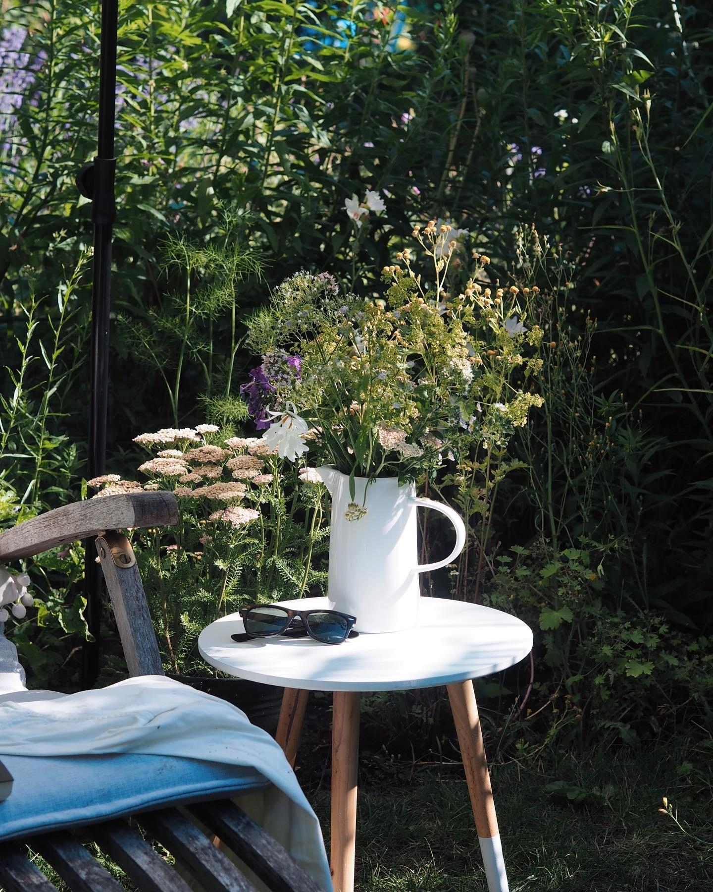 Leseecke im Garten 

#sommer #leseecke #couchtisch #outdoorliving #blumen #balkonideen