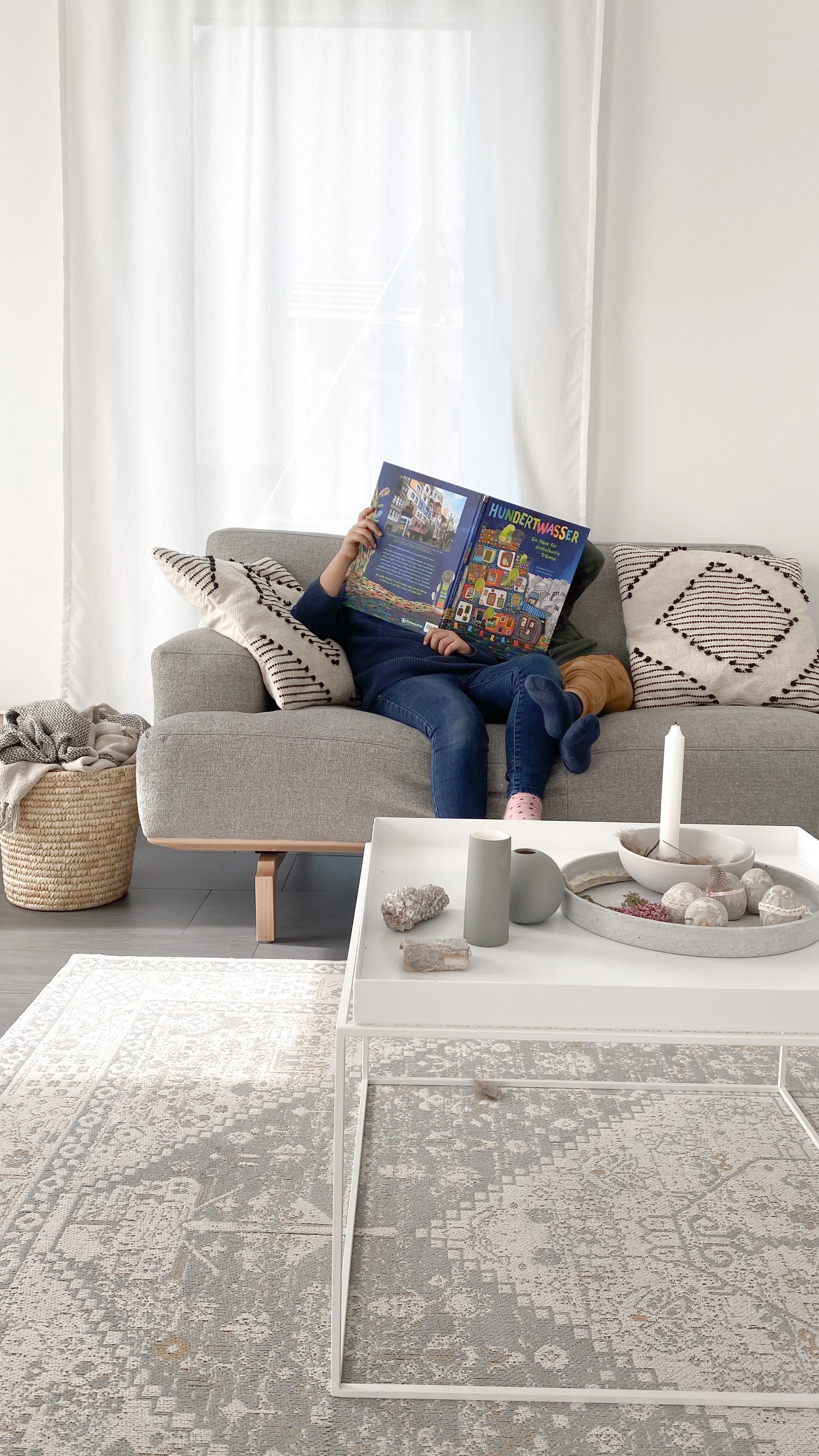 #Lesen im #Wohnzimmer, einer der beliebtesten #Leseecken im Haus. Perfekt, wenn die #Couch so #gemütlich ist 