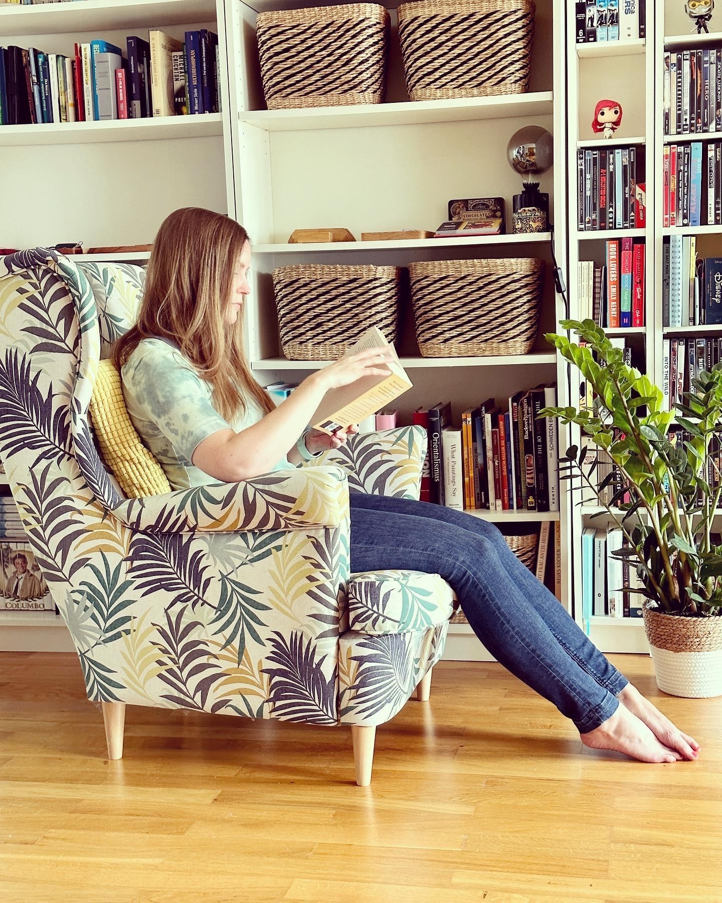 Lesen ist einfach die schönste Entspannungsübung 📖🤍
#bücherregal #sessel #dachgeschoss #couchliebt #wohnzimmer