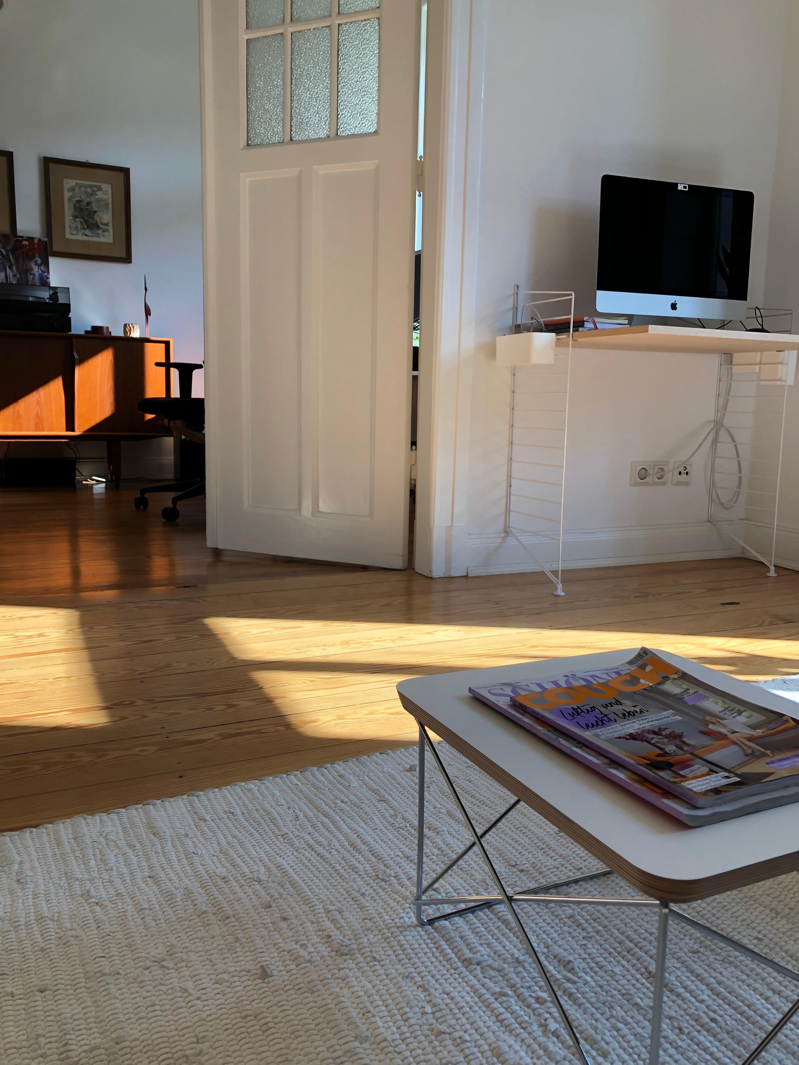 Lesend entspannen und das Wochenende ausklingen lassen: #couch #wohnzimmer #schönerwohnen #interior #altbauliebe #licht