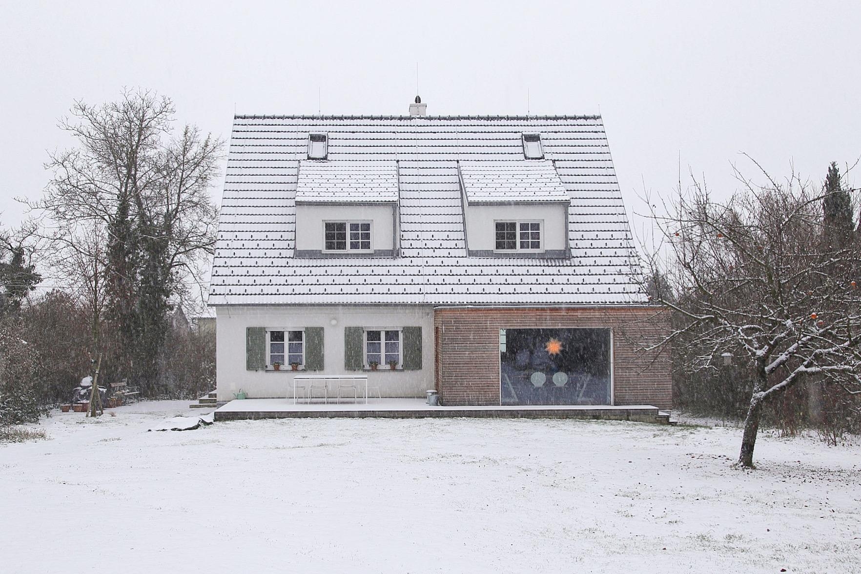 Let it snow, let it snow, let it snow! ❄️❄️❄️ #ersterschnee #siedlungshaus