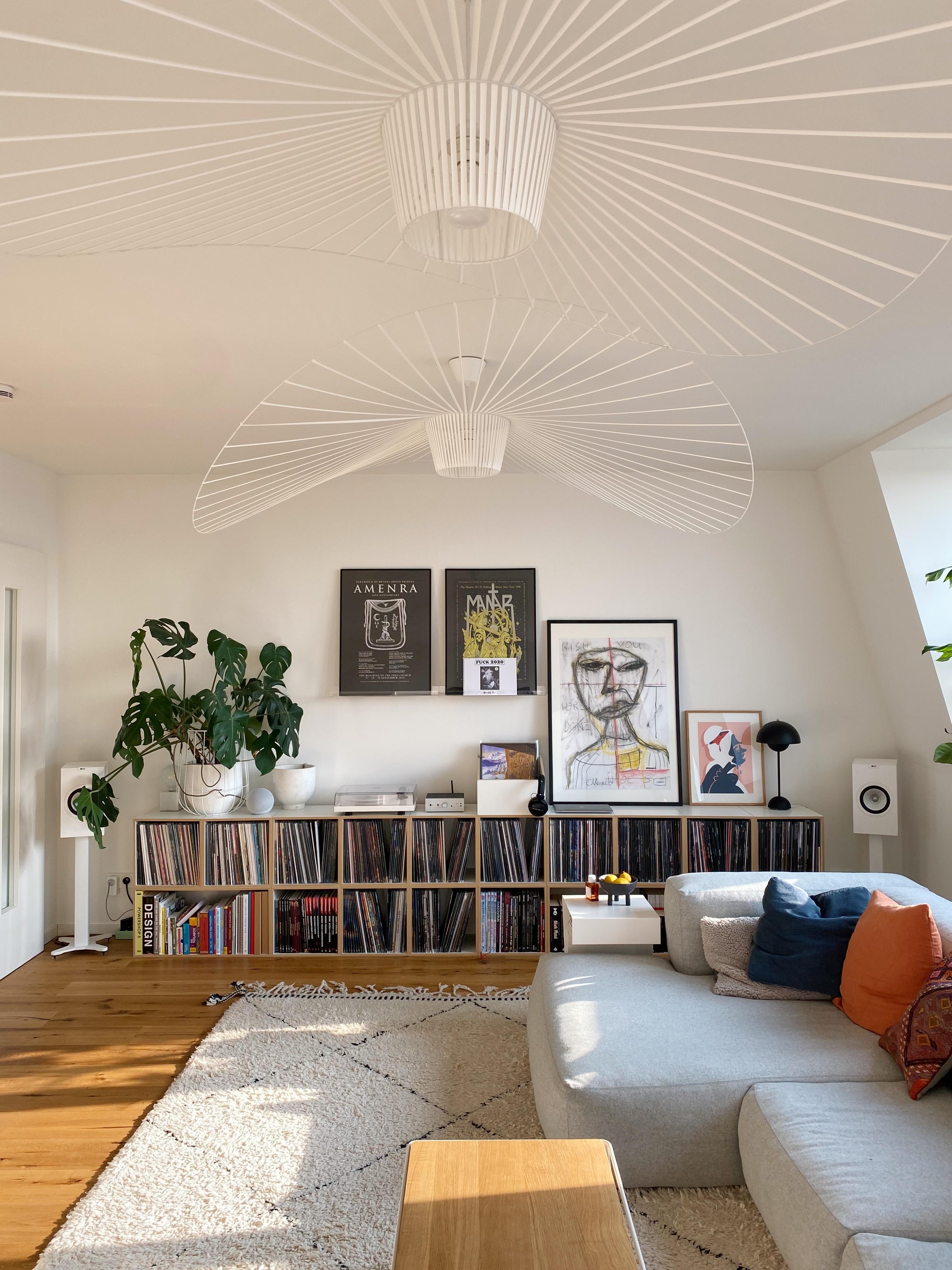 Let the sun in ☀️ 
#Home #Couchliebt #wohnzimmer #Livingroom #Livingroominspo #Plattensammlung #Kunst #Lampeninspo 
