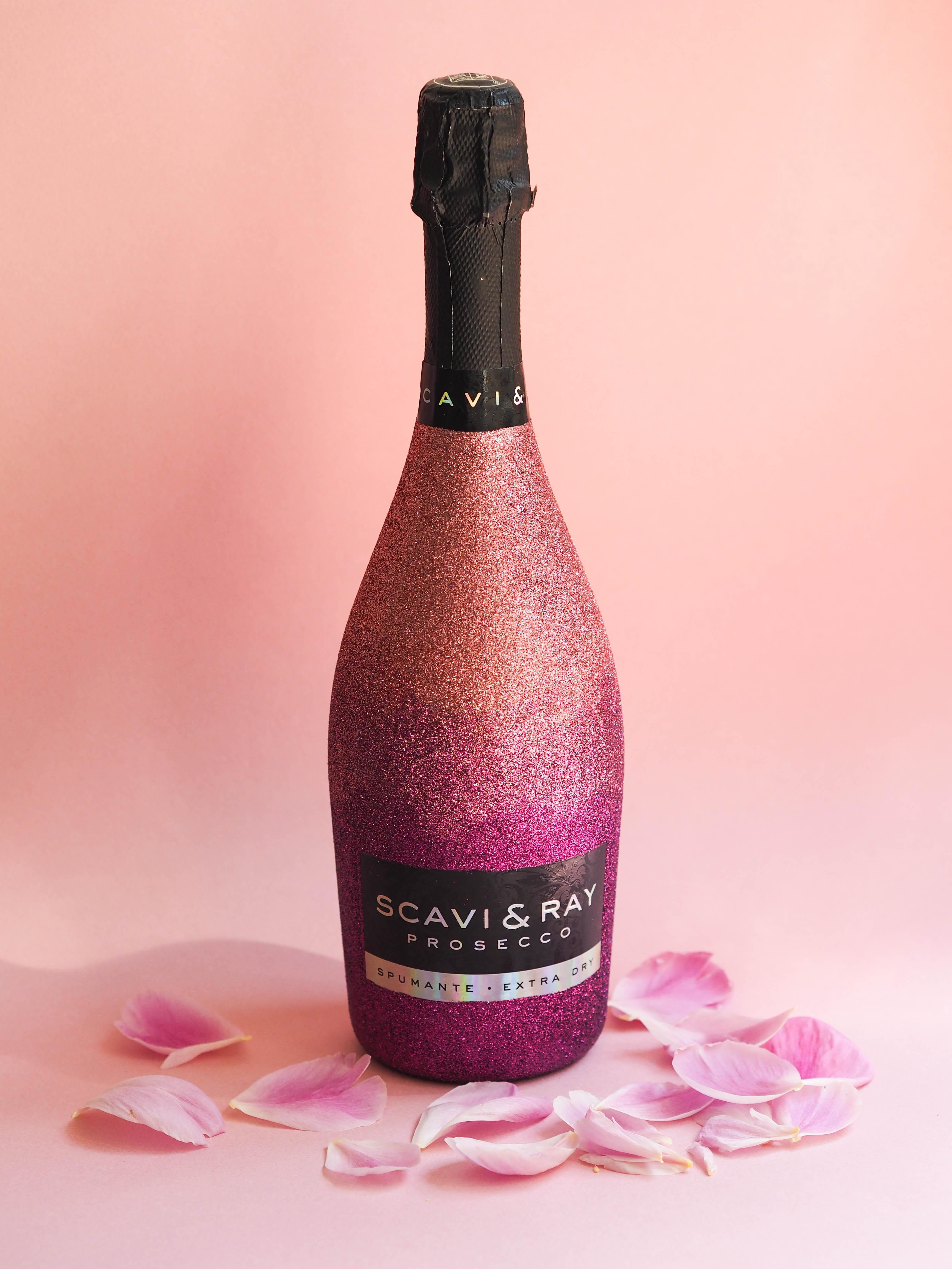 Let's sparkle! ✨ Den Scavi & Ray Prosecco gibt's auch in der Bling-Bling Edition! #lieblingsdrinks #scaviray
