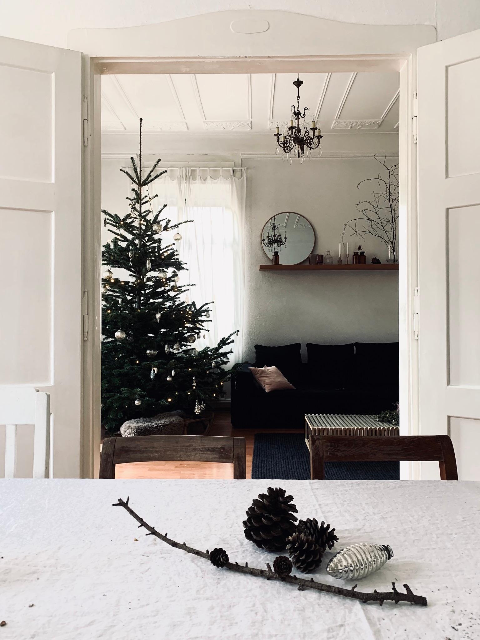 Letzte Grüße vom #weihnachtsbaum. #tannenbaum #couchliebt #wohnzimmer #altbau #weihnachten #dekoidee 