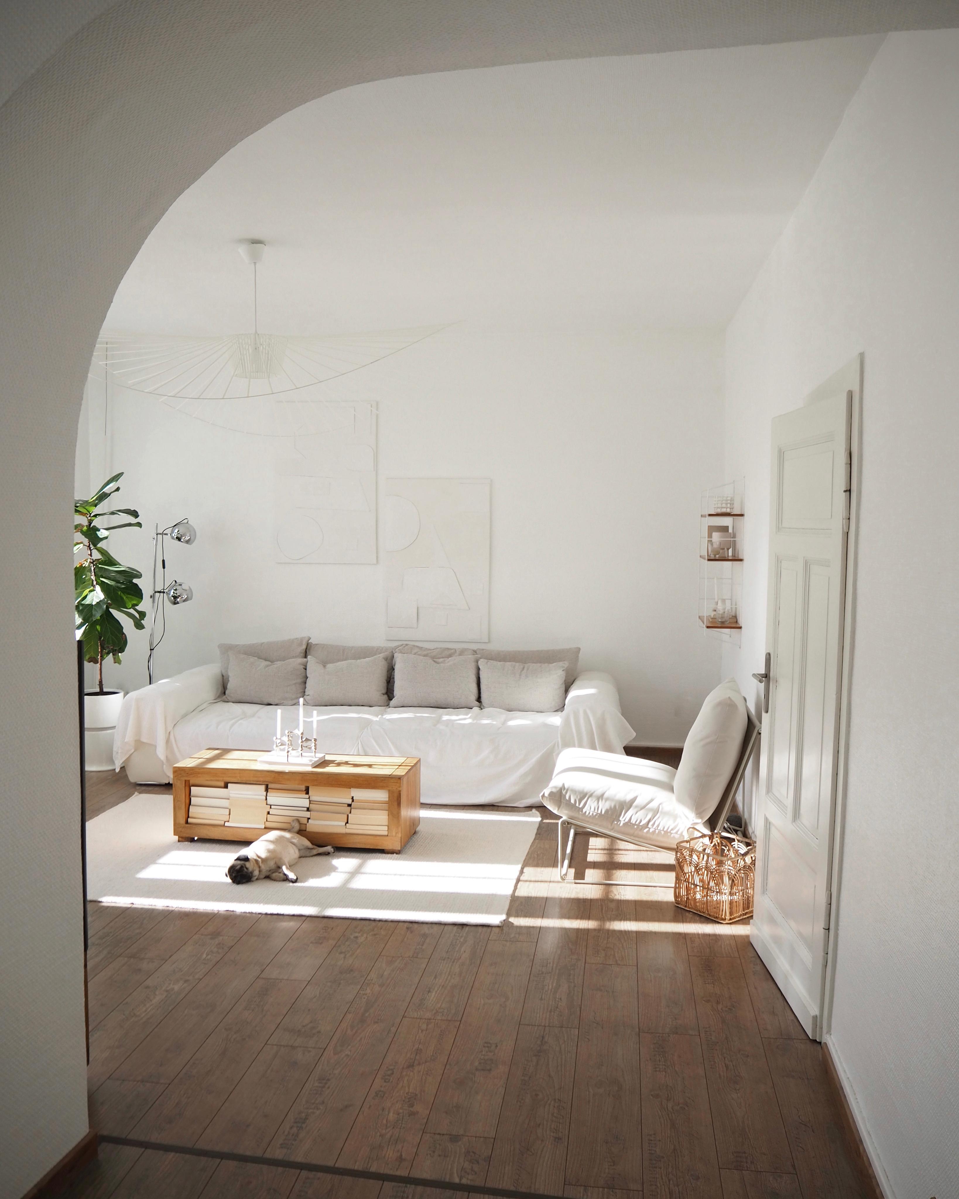 letztes #sofa Bild #wohnzimmer #couch #couchtisch #deckenlampe #rundbogen #wohnraum #sessel #sonne #altbau