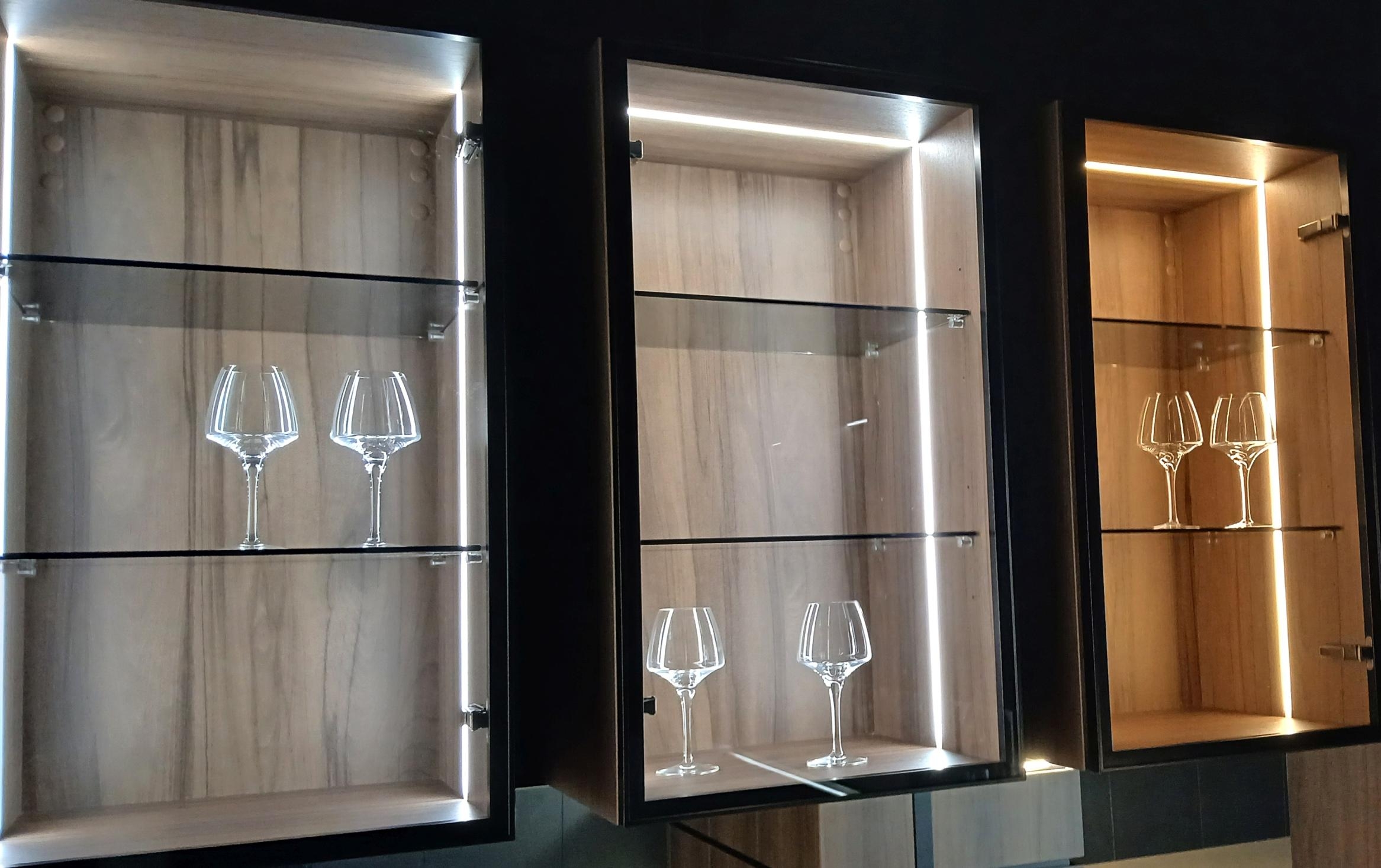 Licht ist mehr als Beleuchtung. Mit dezent in die Seitenwände eingelassenen LEDs eröffnet #SCHMIDT eine zusätzliche Ebene der Inszenierung.
