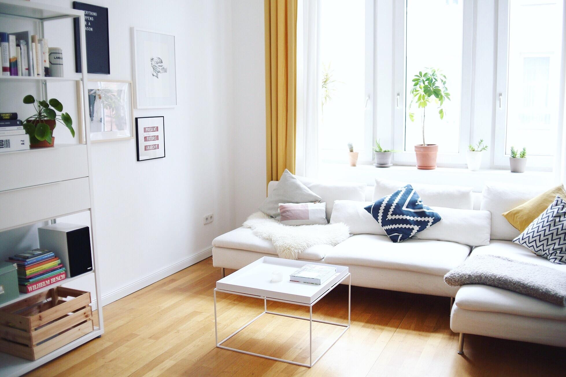 Licht! 
#lightlovers #wohnzimmer #altbau #minimalism #scandinaviandesign #slowliving 