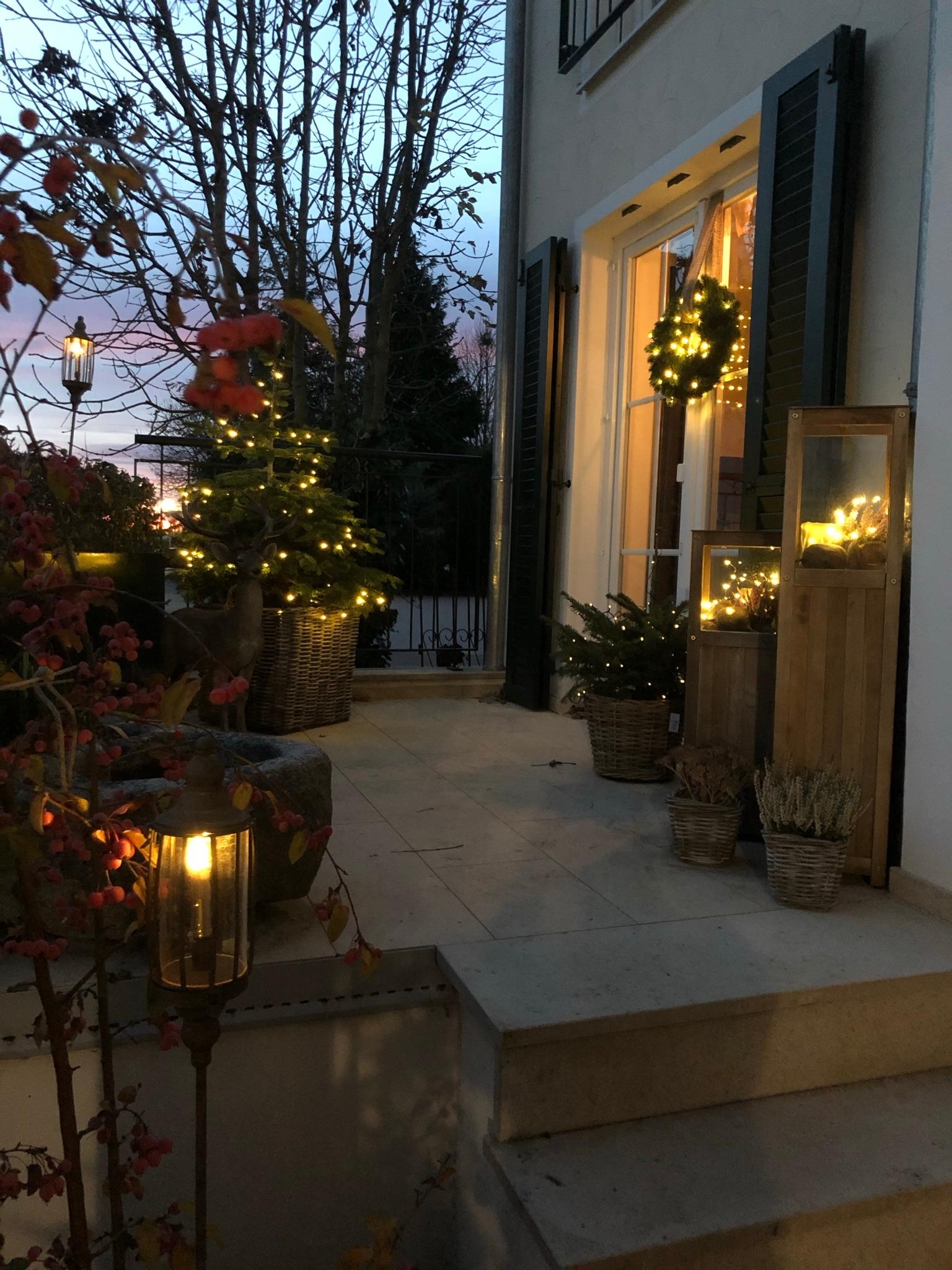 Lichterglanz im alten Häuschen! #lichterketten #weihnachten #weihnachtsdeko #garten #dekokration #terrasse #sterne 