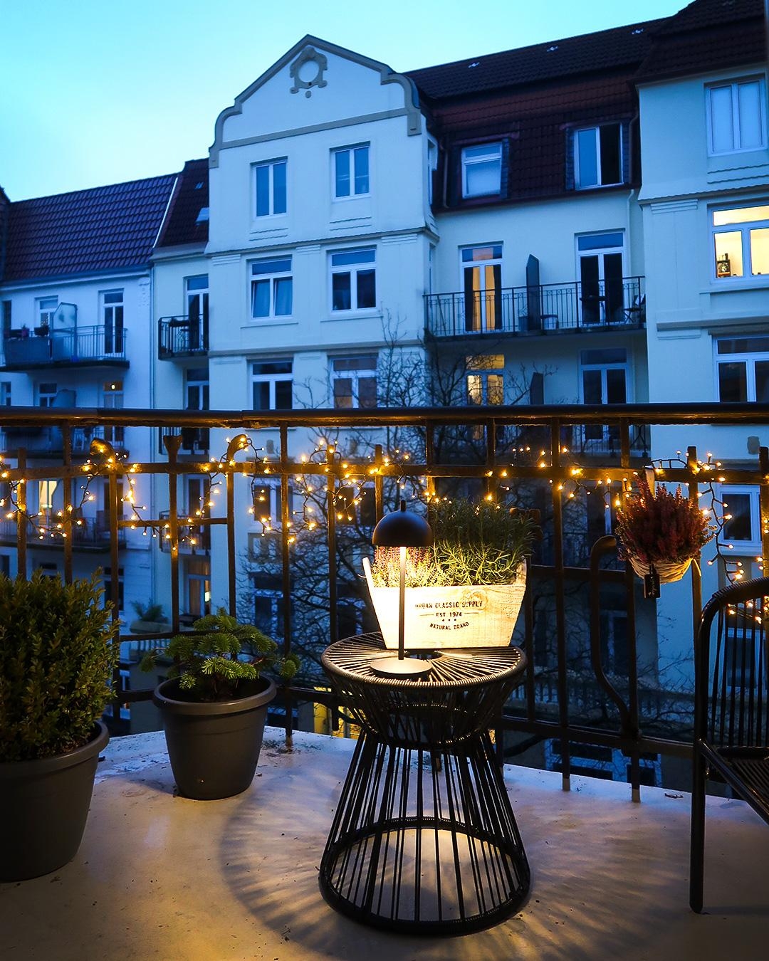 Lichterketten sind meine liebste Weihnachtsbeleuchtung ✨🥰🎄 #lichterkette #balkon #wohnklamotte