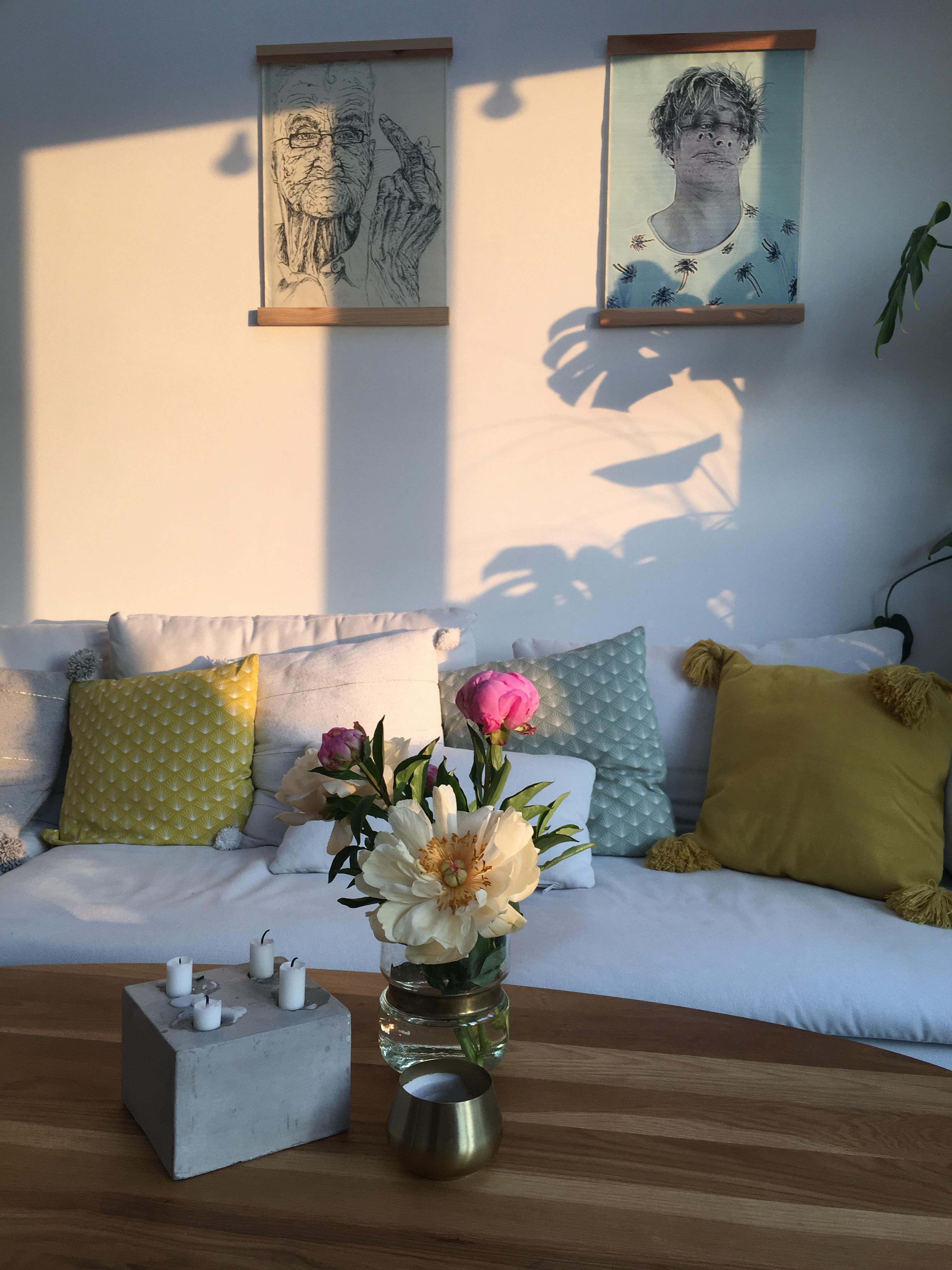Lichtspiel & frische Blumen 🌸🌞
#perfectmatch #couchmagazin #interior 