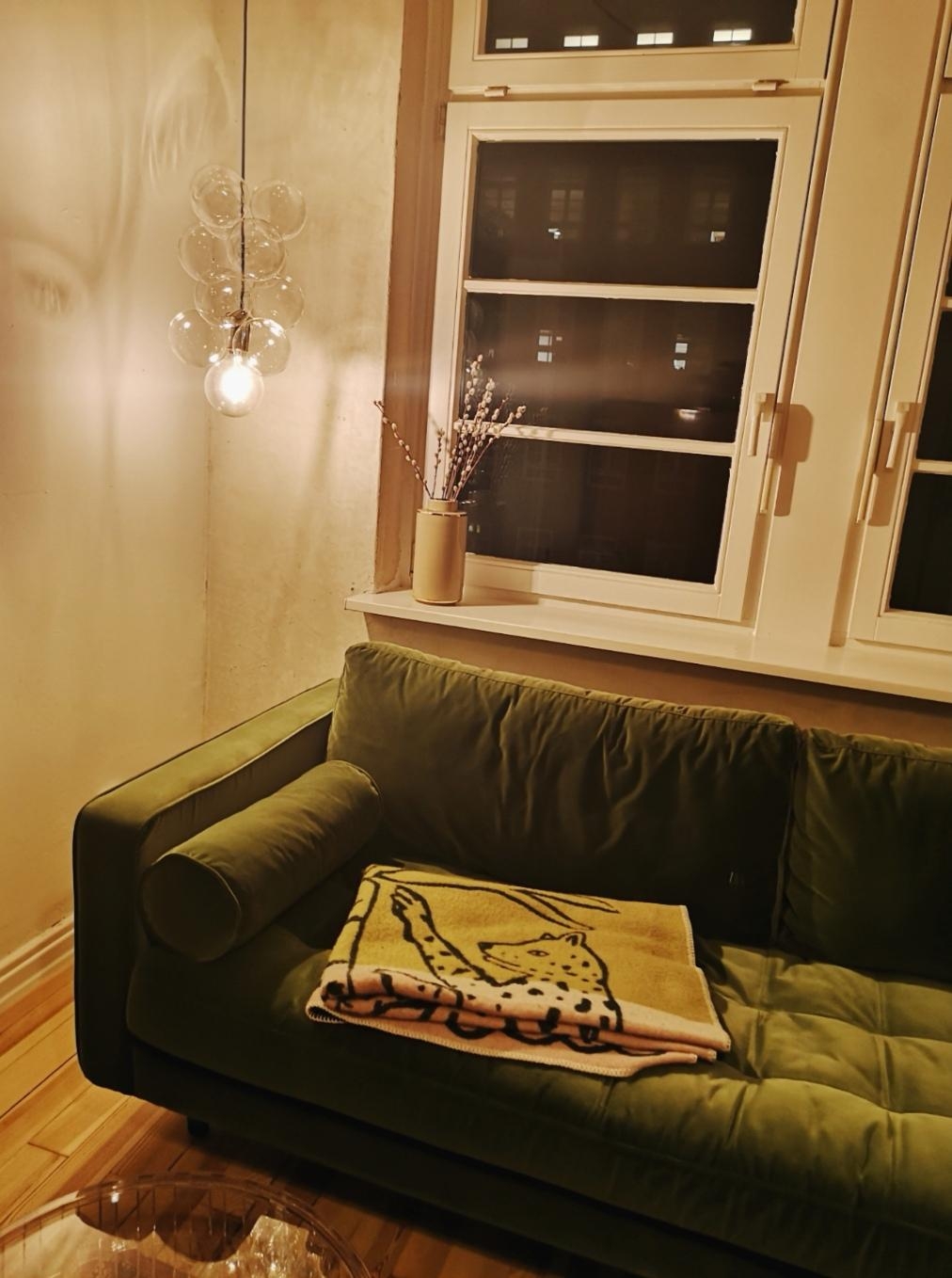 #lichtspiele #Couch #Wohnzimmer #midcentury #Samt #HamburgerAltstadt #Kontorhausviertel 