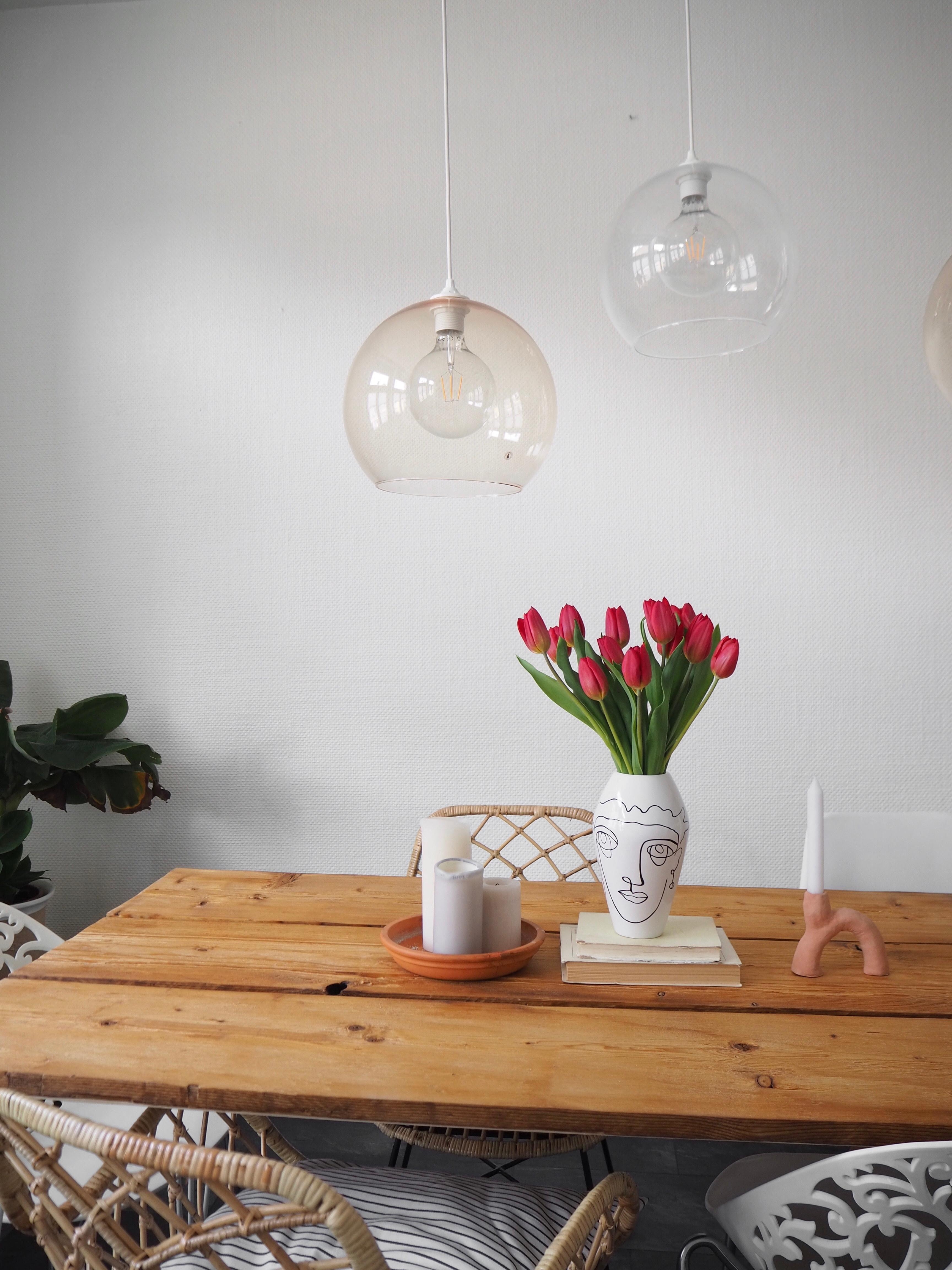 Liebe den Singleline Trend 🌷#blumenstrauss #tulpen #freshflowers #vase #singleline #diytisch