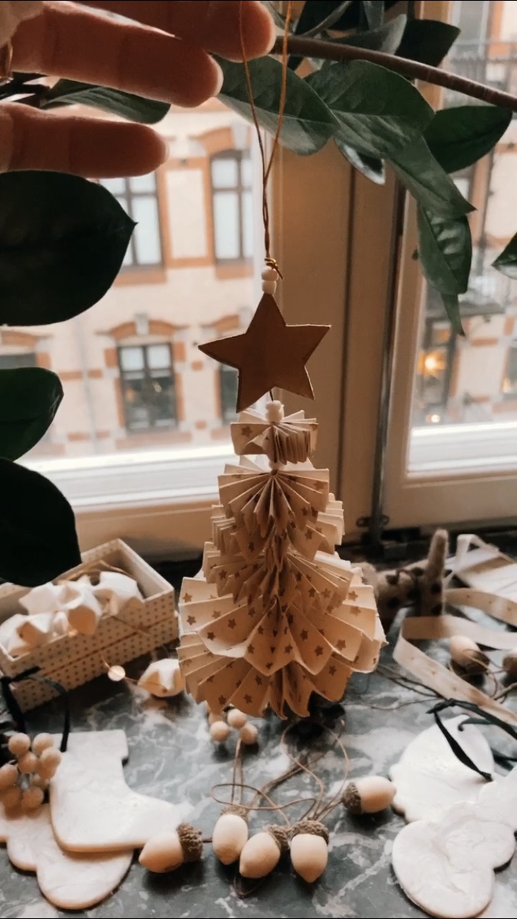Liebe Grüße aus Schweden! Das erste mal mit einem eigenen Weihnachtsbaum und ganz viel #DIY
