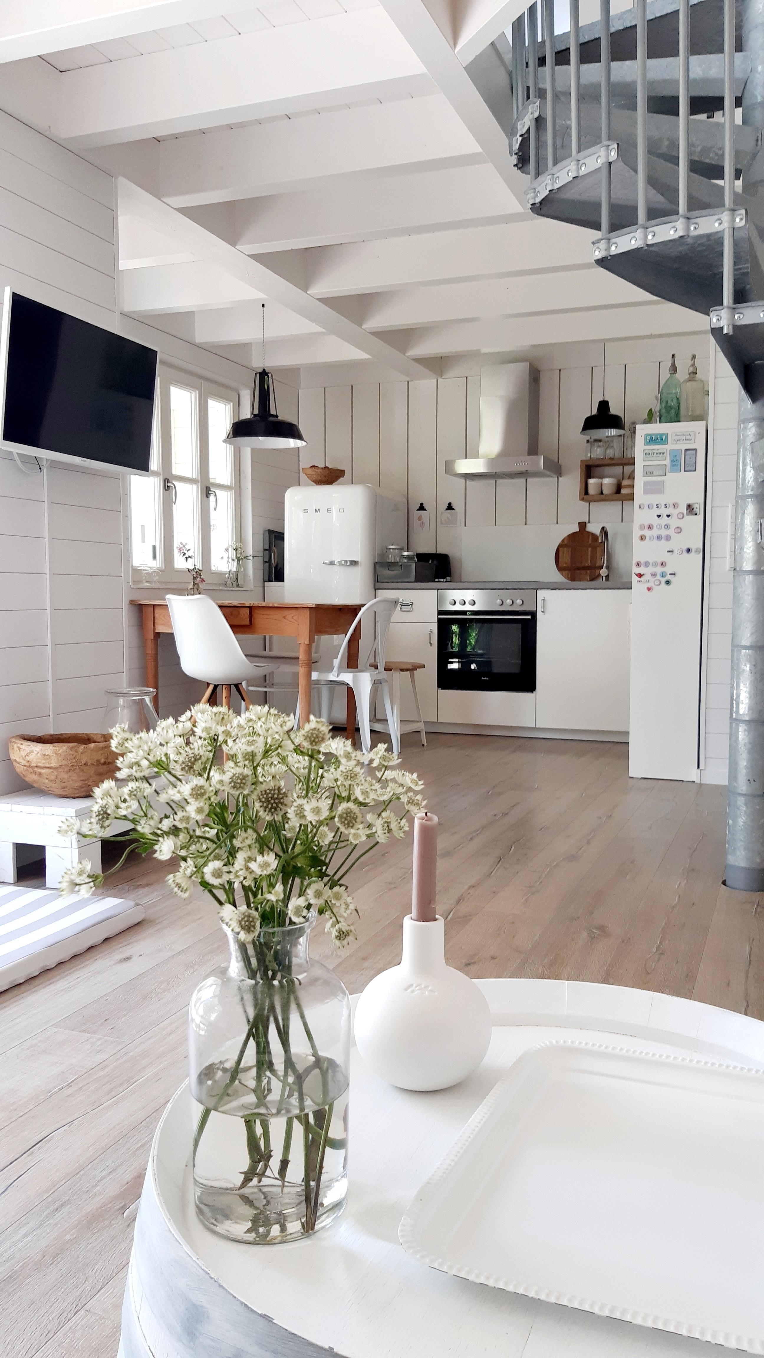 Liebe Grüße  und Blick in die Miniküche im Sommerhäuschen #interior #küche #holzhausliebe #whitelivinglovers 