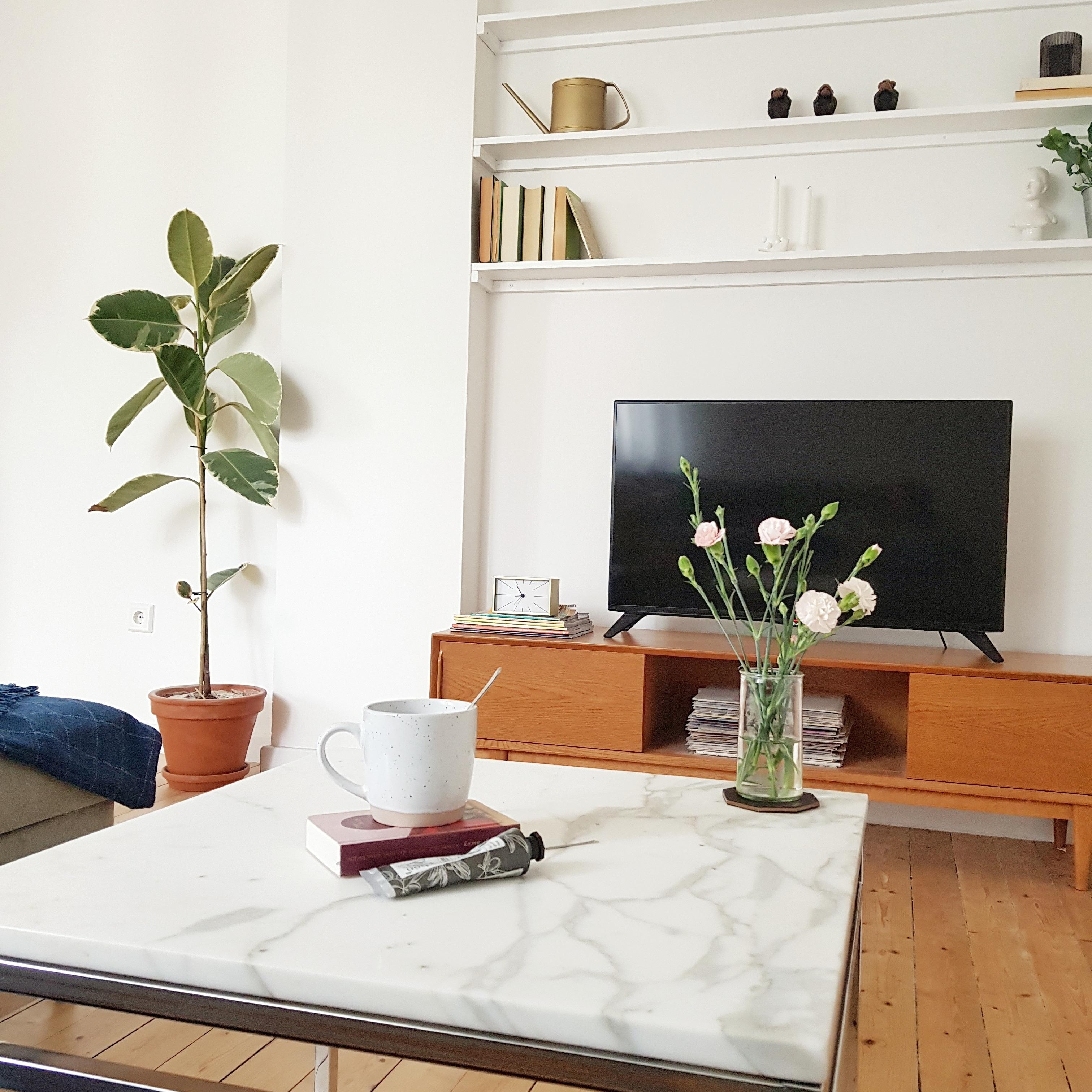 Liebe unsere neuen Regale über dem Fernseher #wohnzimmer #einbauregale #altbau #vintage #cosyhome #freshflowers 