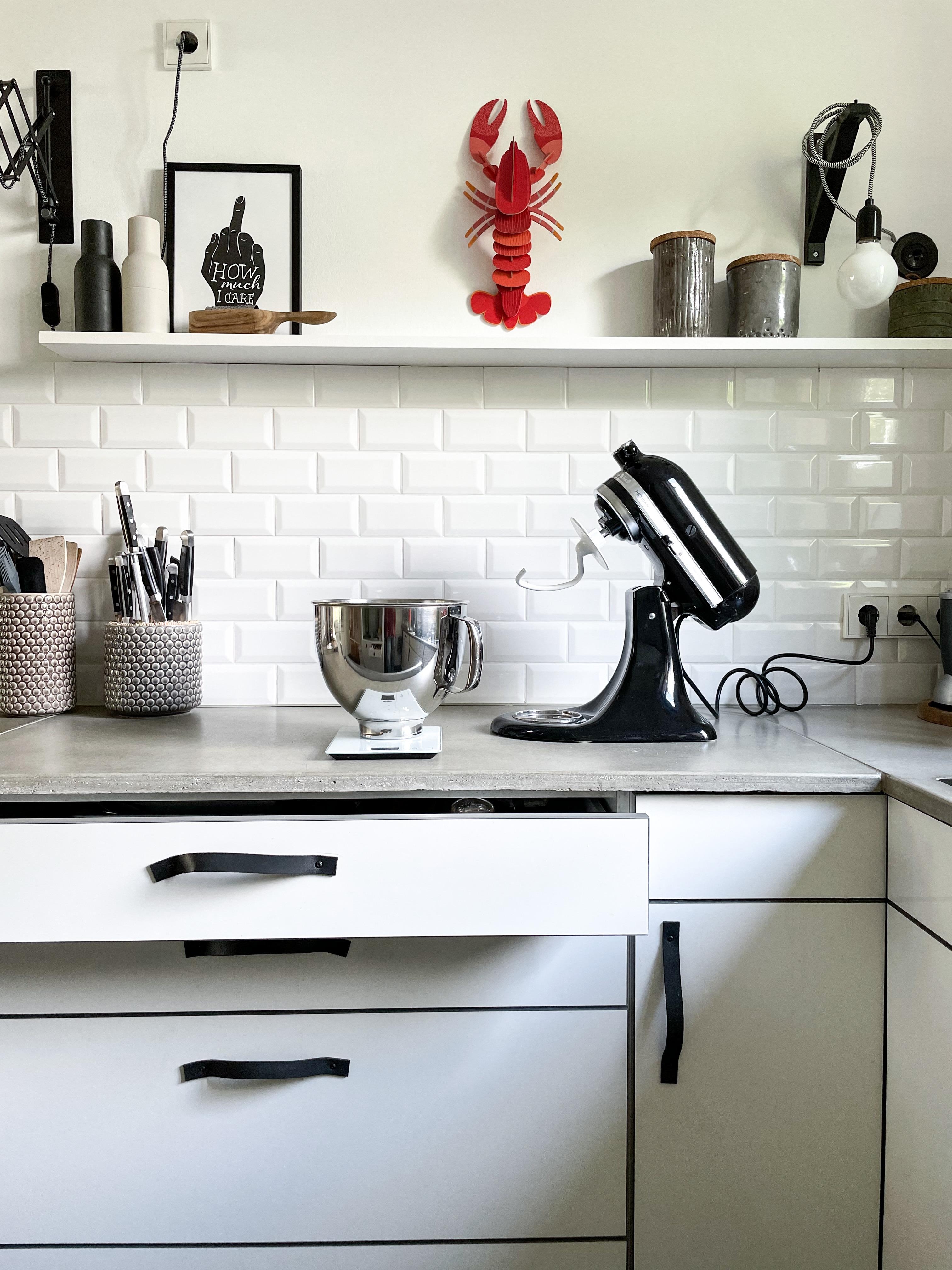 Lieber den Hummer an der Wand, als im Topf!

#Küche #Küchenaccessoires #KitchenAid #studioRoof #Metrofliesen