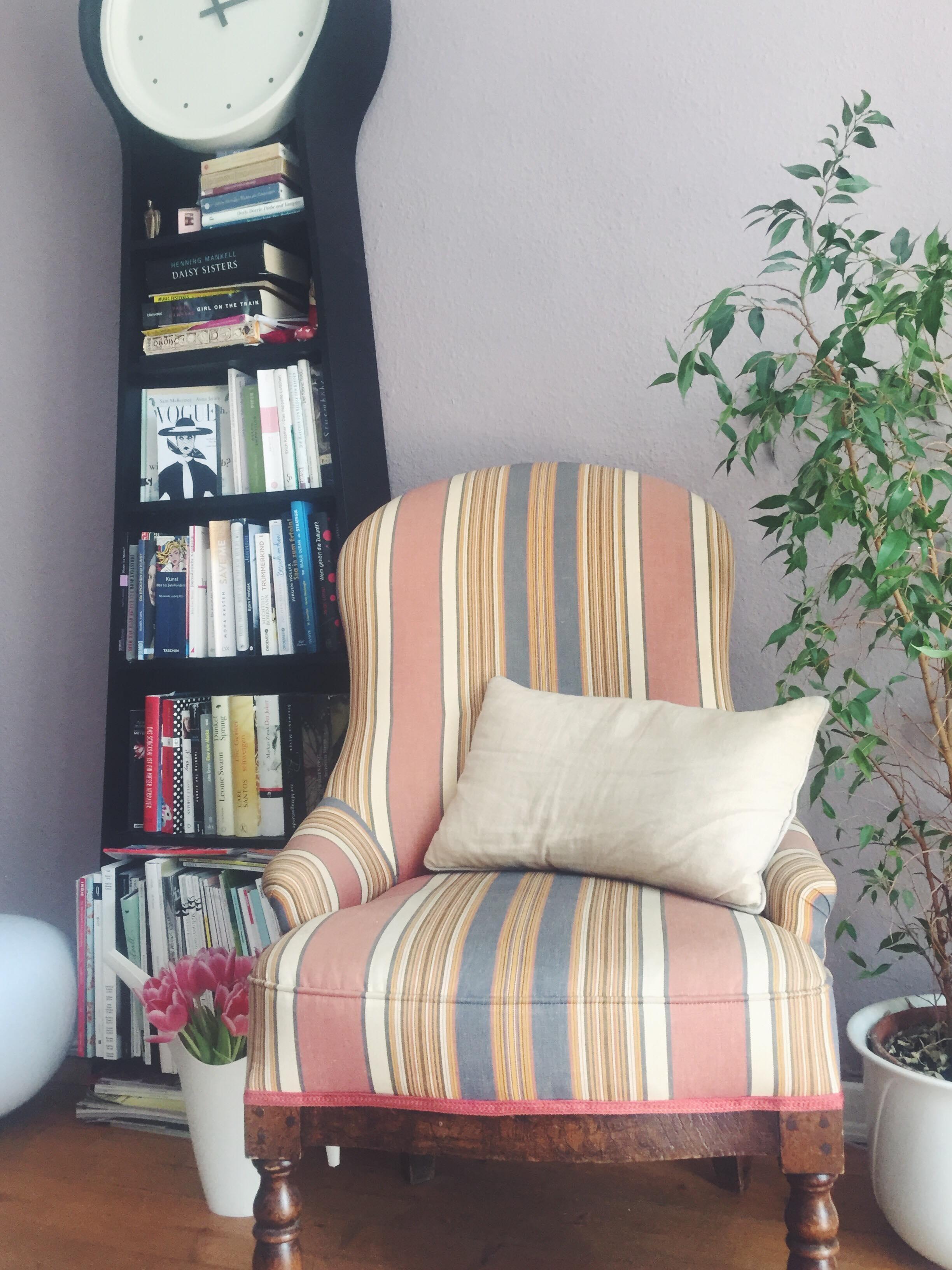 Liebling zum Lesen #sessel #vintage #wohnzimmer #standuhr #bücherregal #farbgestaltung #inneneinrichtung