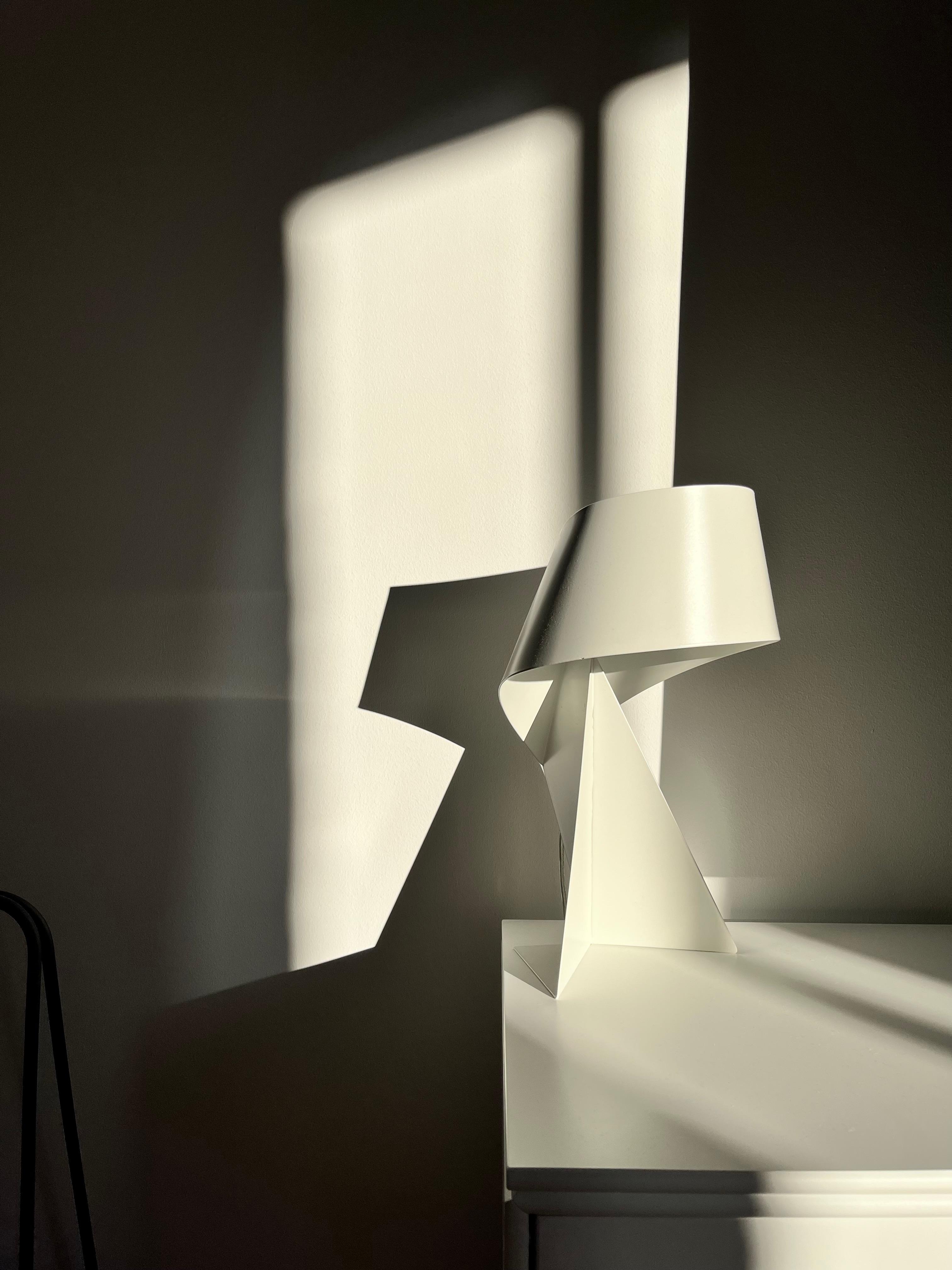 Lieblings-Lampe •Ribbon• von Habitat. Vor fast 20 Jahren in Paris gefunden. Finde sie immer noch richtig toll 😍. #lampe #livingchallenge #lieblingsstück #schattenspiel