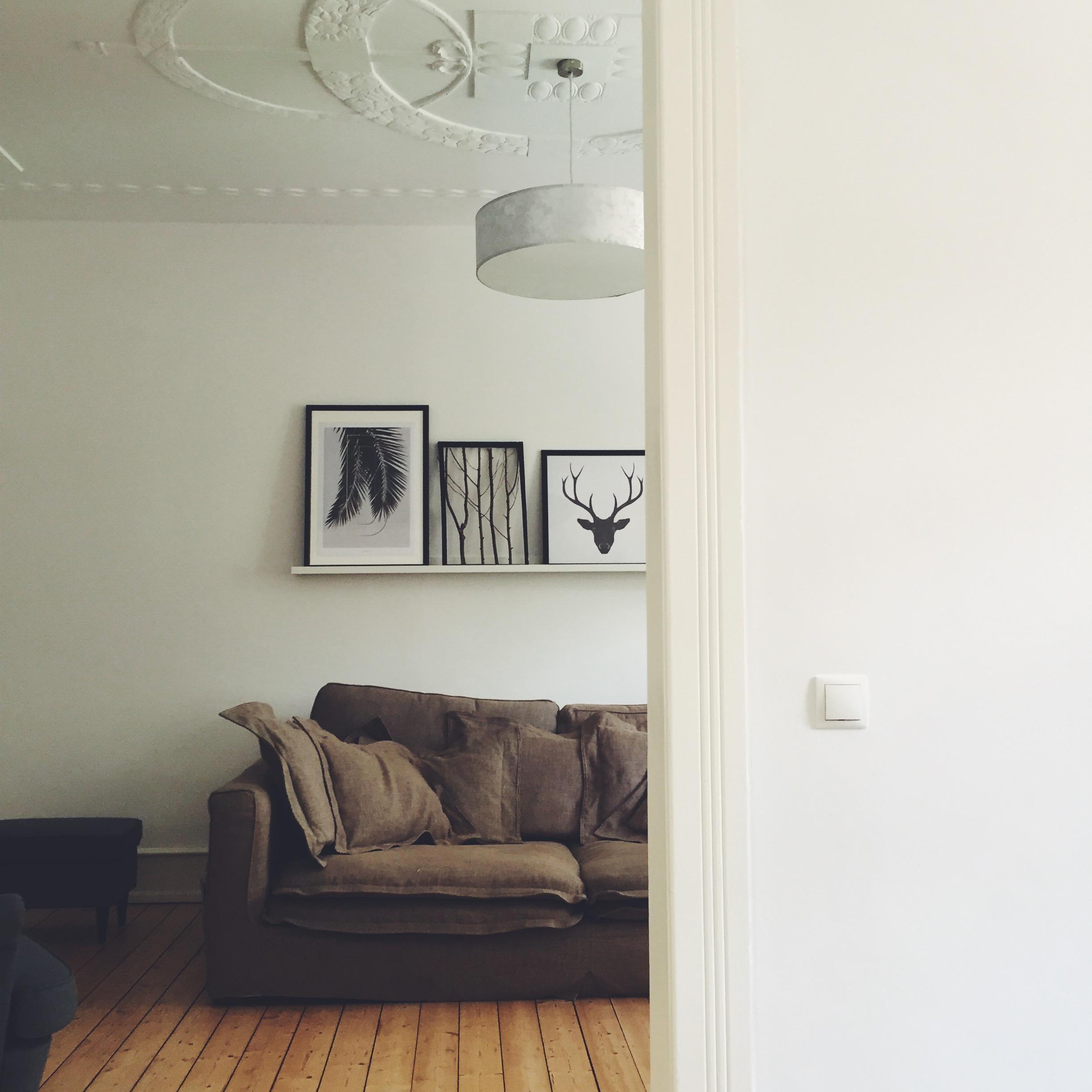 Lieblings Ort in der alten Wohnung 🙌🏻
#couch #lieblingsort #wohnzimmer #stuck #altbau