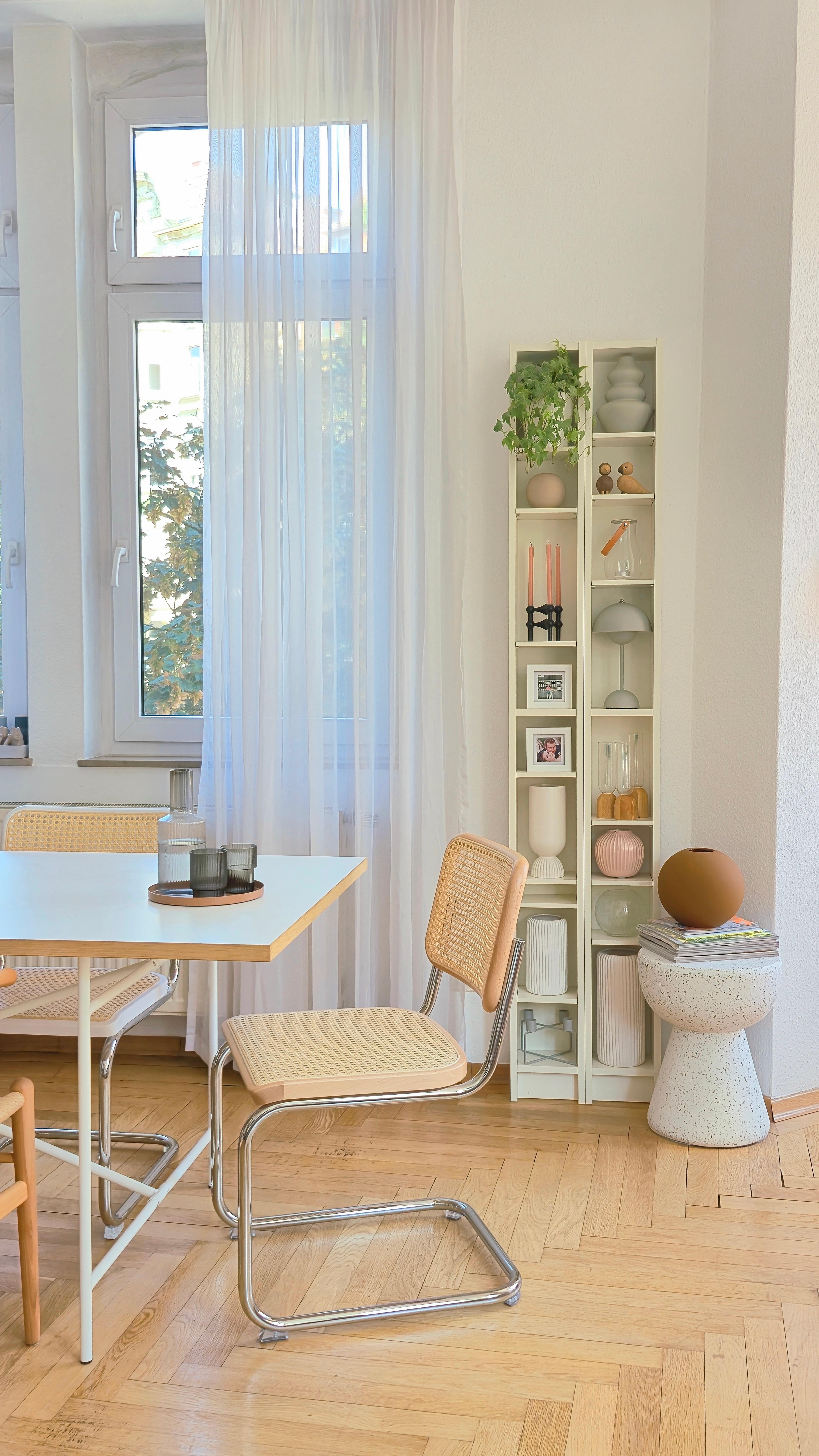 Lieblings Stuhl ♡

#Altbau 
#Stuhl 
#Design 
#Klassiker 
#Design chair 
#Wohnzimmer 
#Esstisch
#Regal
#thonet 
#ikea 
#decor 
#skandi 
