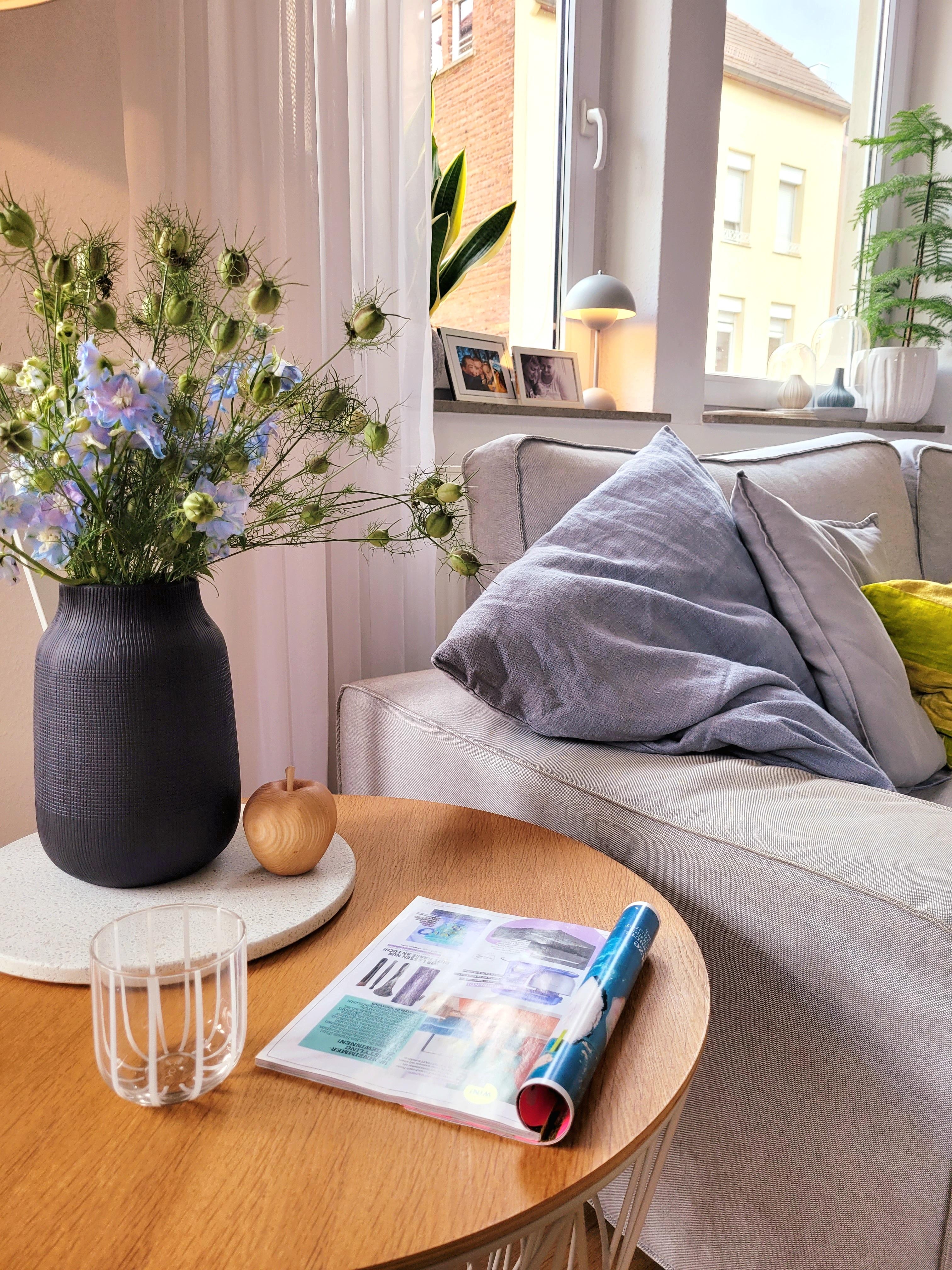 Lieblings Zeitung lesen!
#couchmagazin #altbau #Sofa #vase #blumenliebe #lampe 