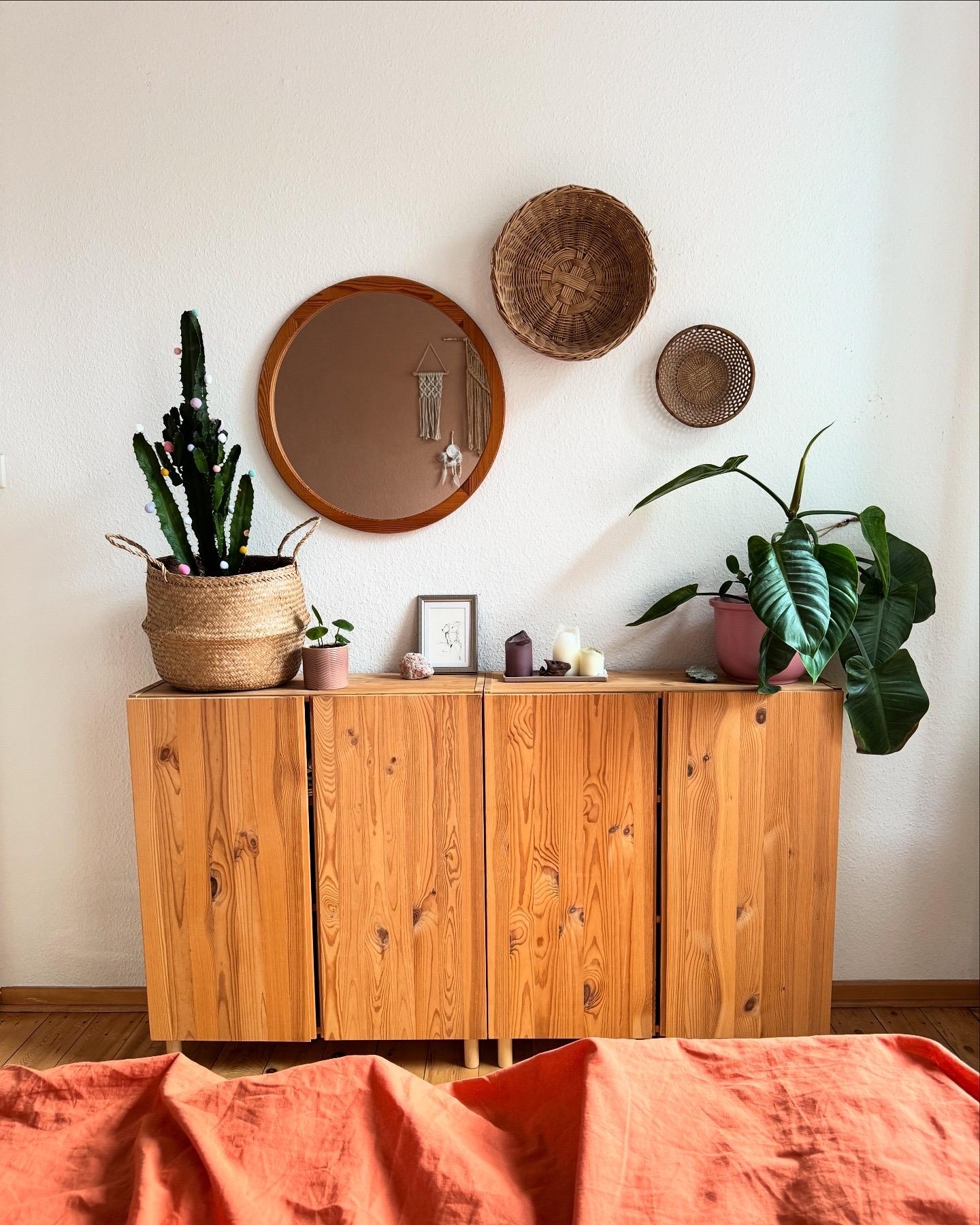 Lieblingsaussicht aus dem Bett. 
#schlafzimmer #bedroom #ivarkommode #colorful #boho #rattan