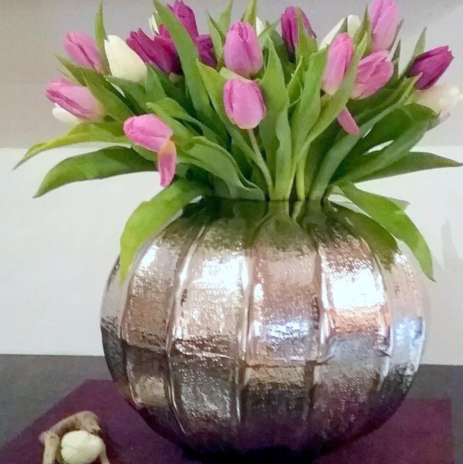 #Lieblingsblumen #Tulpen in einer #gerippten #Metallvase kann auch als #Blumenübertopf genutzt werden 
