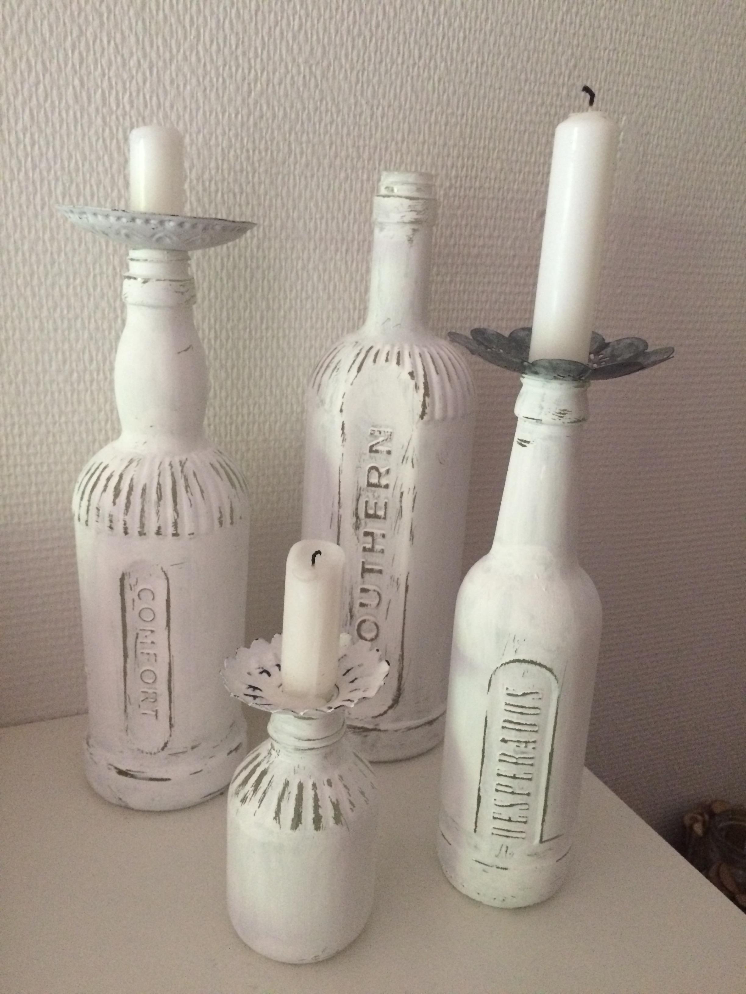 #lieblingsdiy 
Flaschen mit Kreidefarbe für Glas bemalt und als Kerzenständer umfunktioniert. 