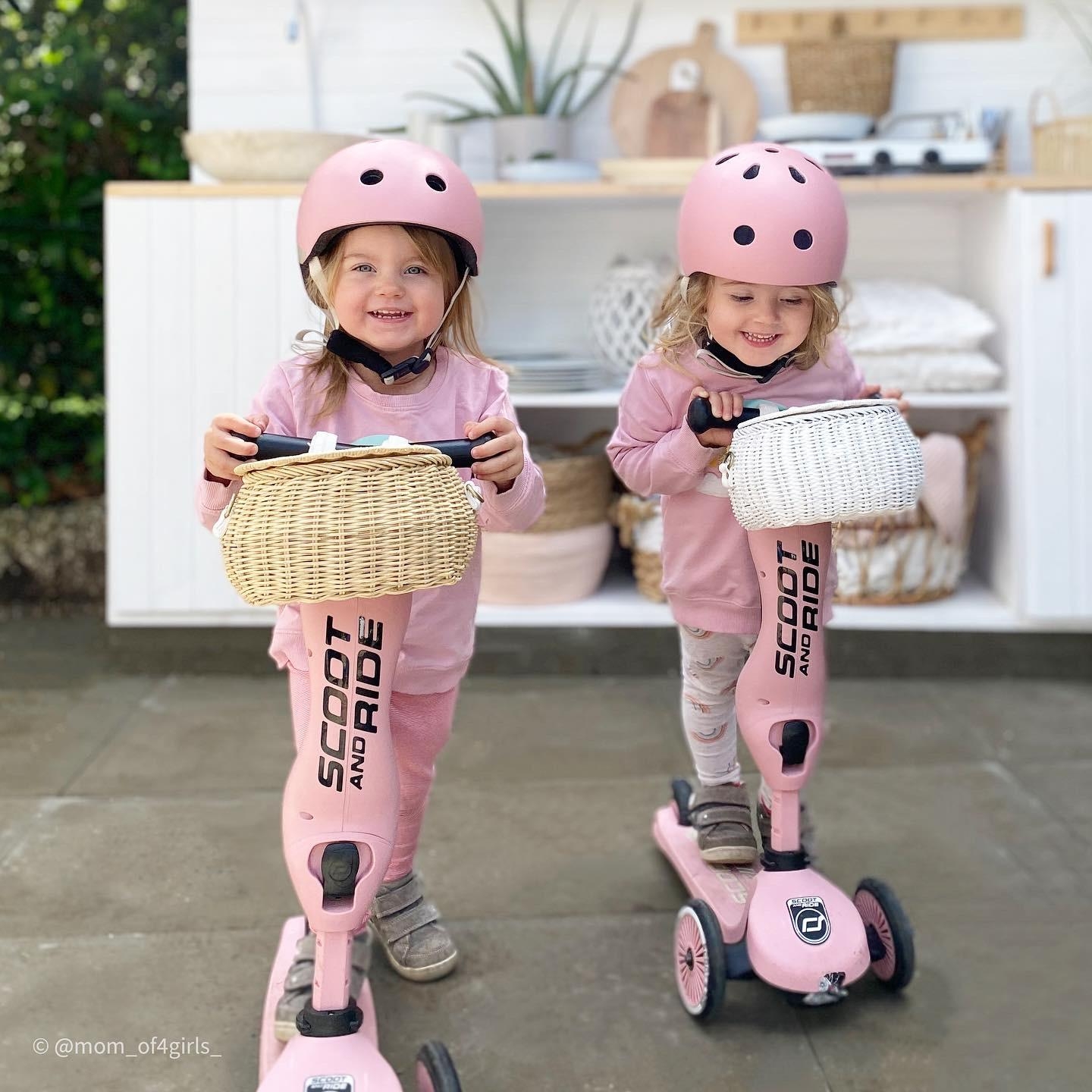 Lieblingsfahrzeuge der #zwillinge sind ganz klar ihre #roller 
#kleinkinder #whitegarden #gartenglück 