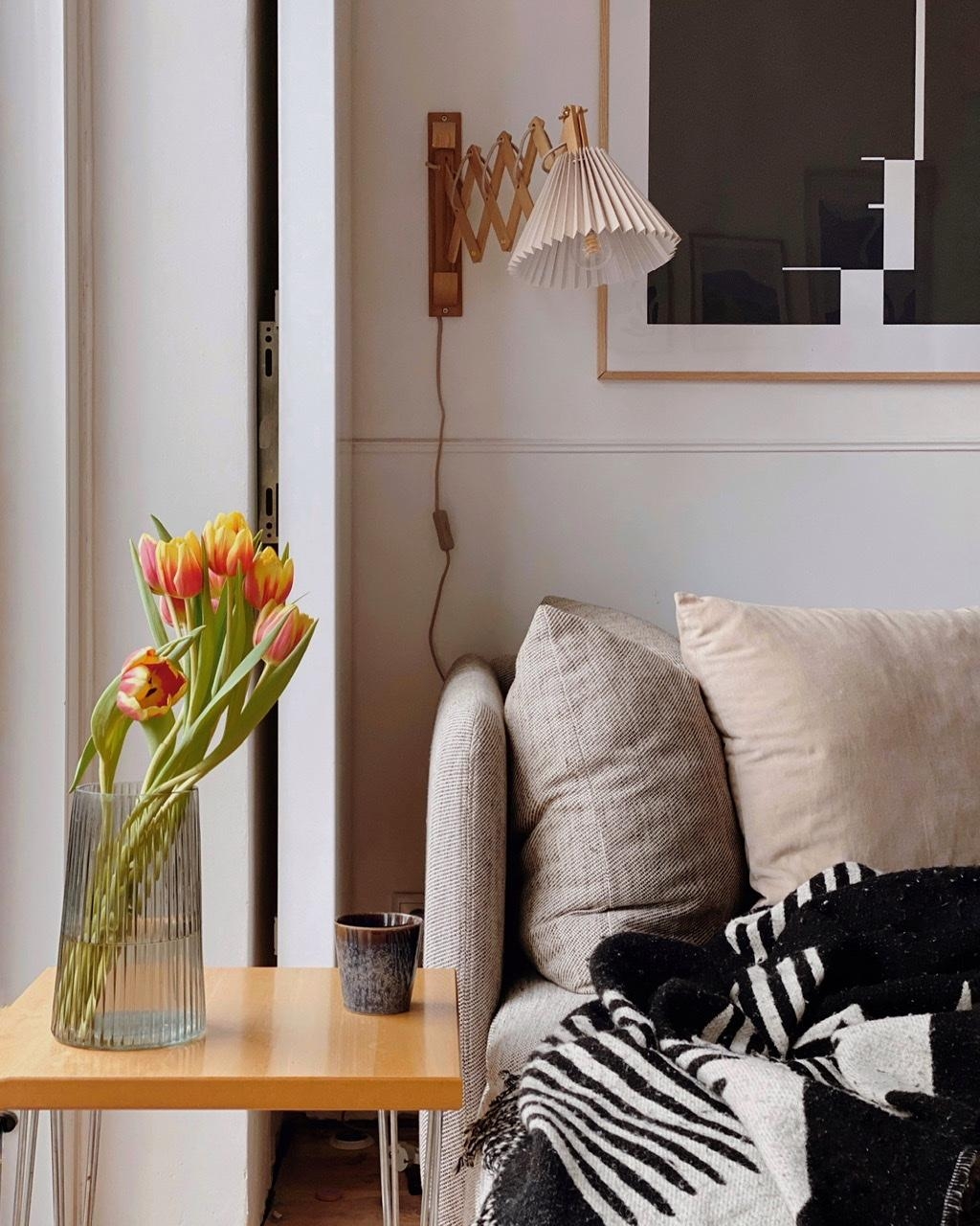 Lieblingsfarben. #wohnzimmer #tulpen #blumen #vase #vintage #sofa #ikea #lampe #beistelltisch 