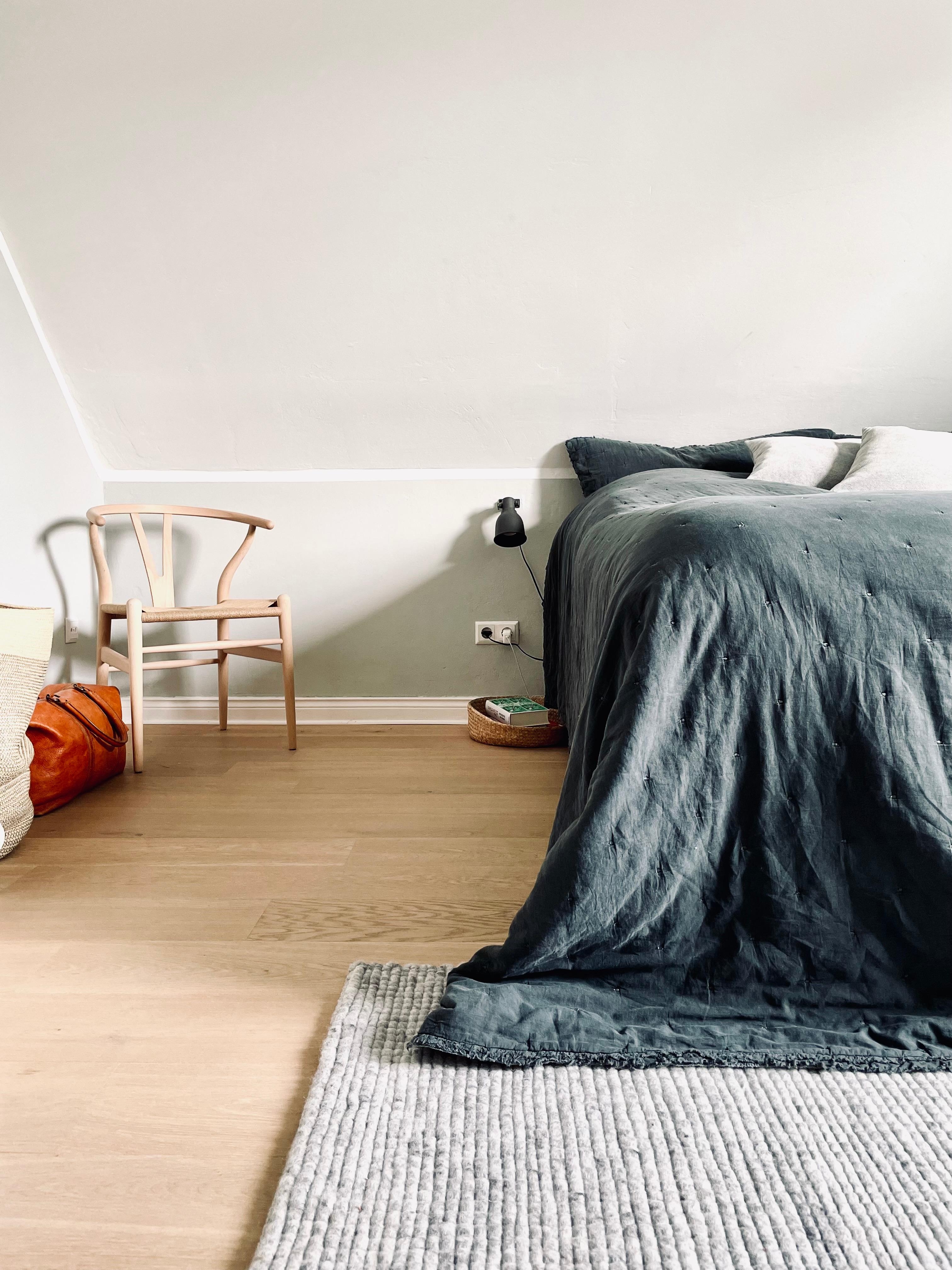 Lieblingskombi: Grau, Weiß und Holz. #scandi #schlafzimmer