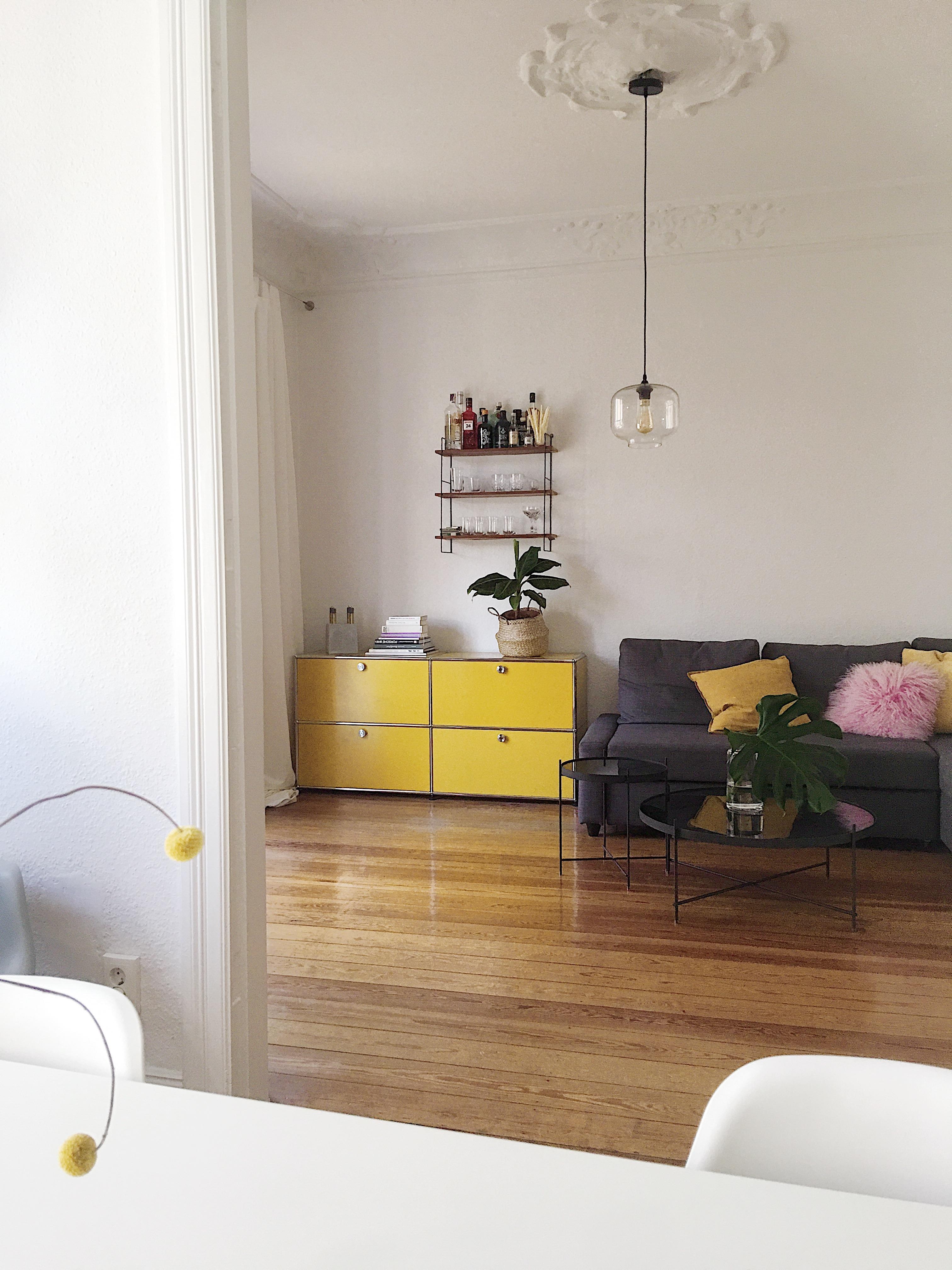 Lieblingsplatz 💛 #livingroom #altbauliebe #usm #colorful #yellowmania #interiorinspo #ikea 