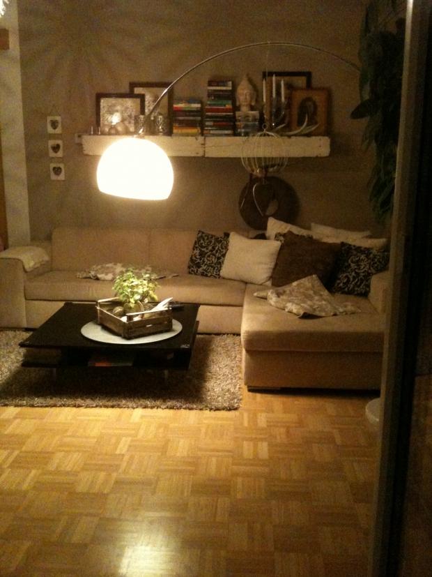 lieblingsplatz couch, aus der terrassentürperspektive, schau mir immer gerne räume von außen an, vor allem abend, wenn alles beleuchtet ist.. #homestory