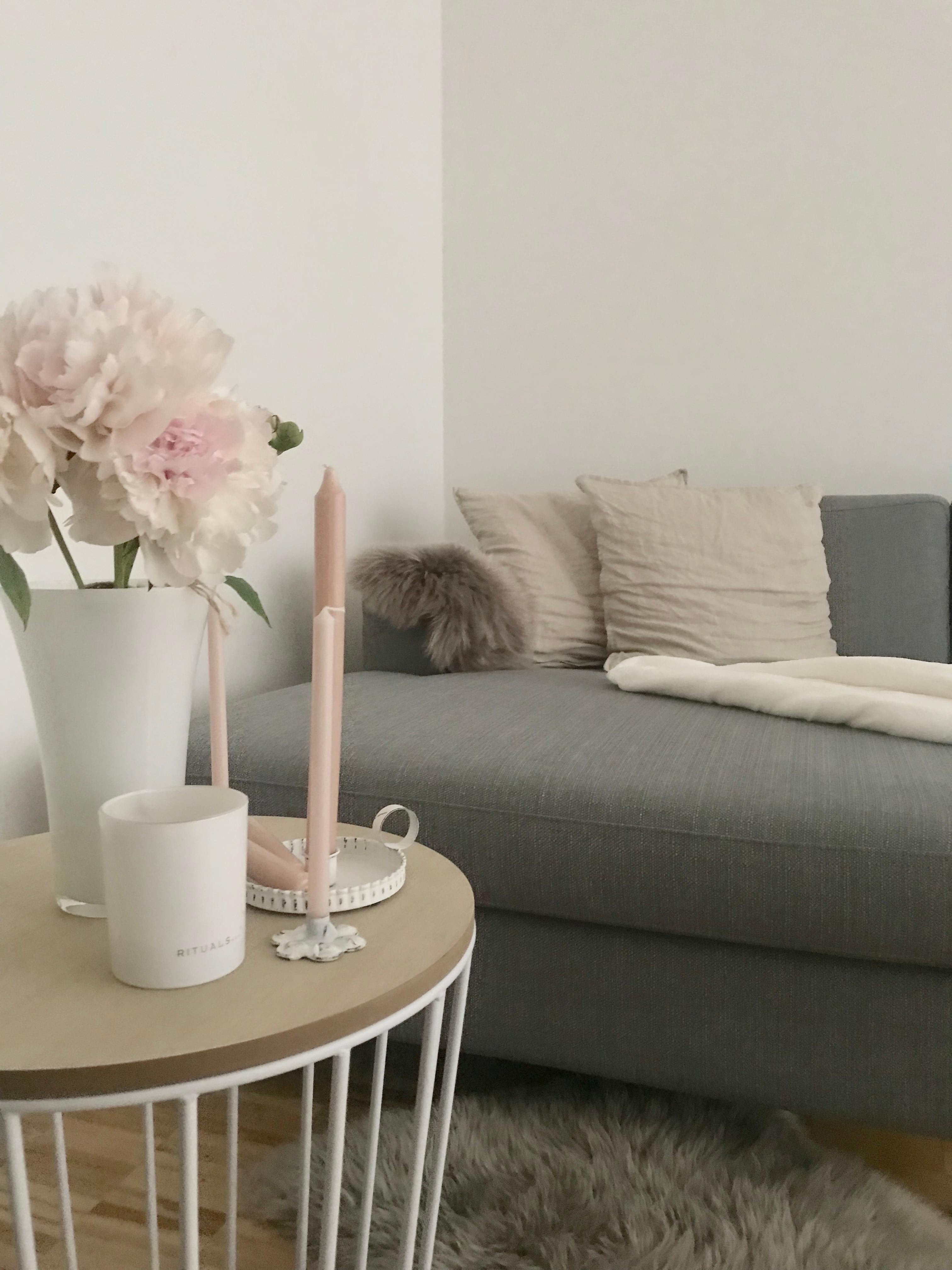 Lieblingsplatz #wohnzimmer #cozy #blumen #nordicliving #sofa #couch #livingroom #hyggelig